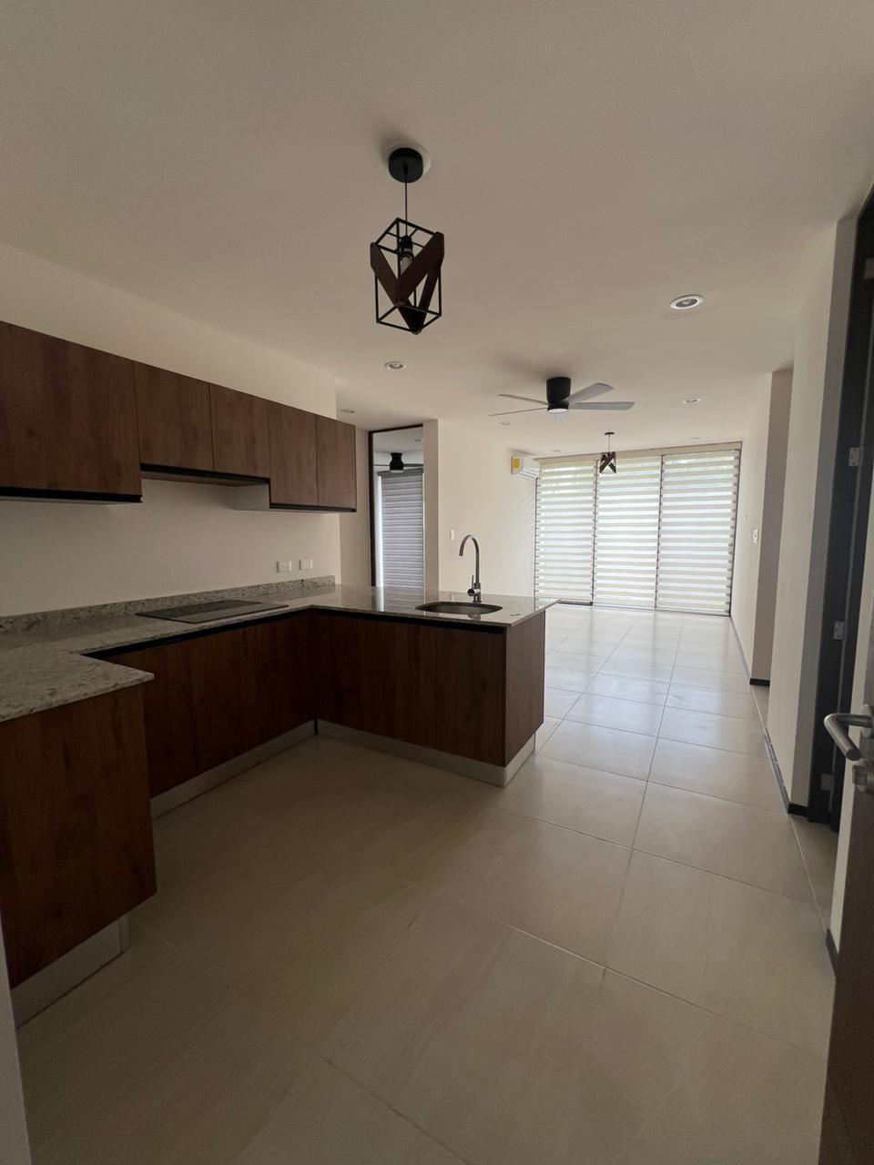 Departamento en planta baja, de 2 recámaras, sin amueblar, en privada.