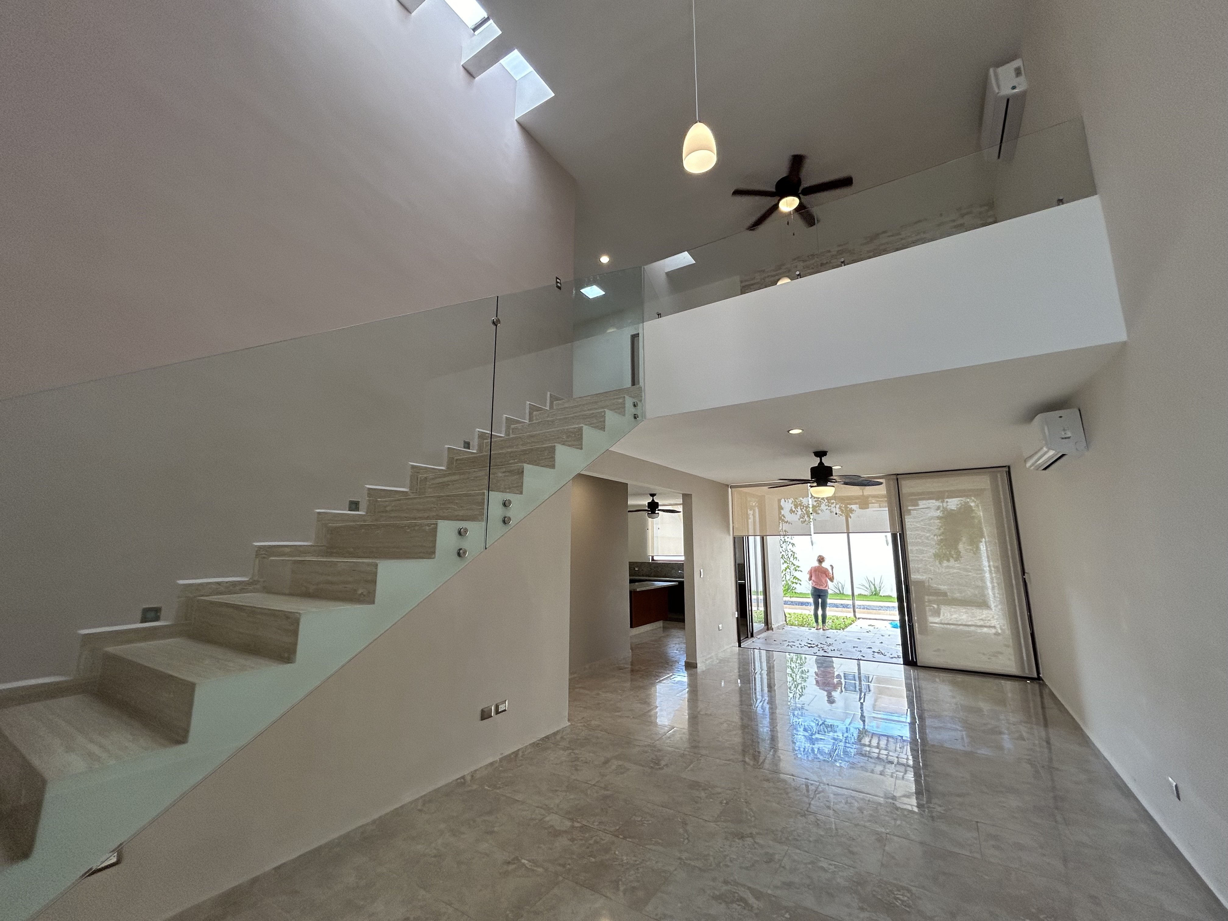 Casa sin muebles, en la privada Parque Central.