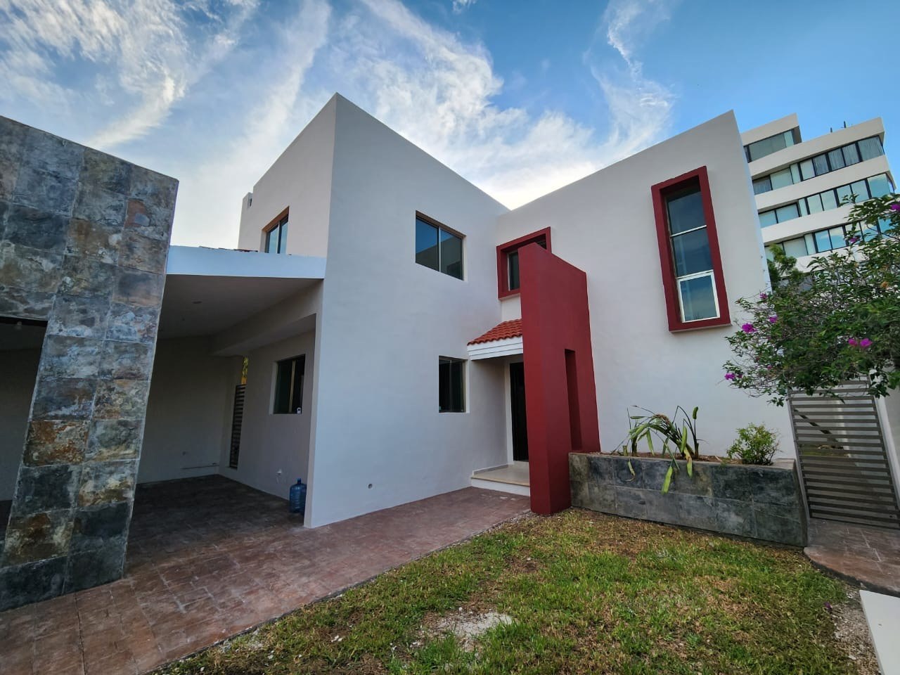 Casa de 3 recámaras, con alberca, sin amueblar, en privada.