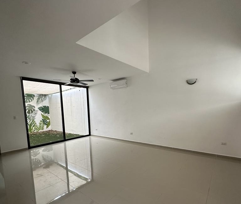 Townhouse de 2 recámaras, sin amueblar, en privada.
