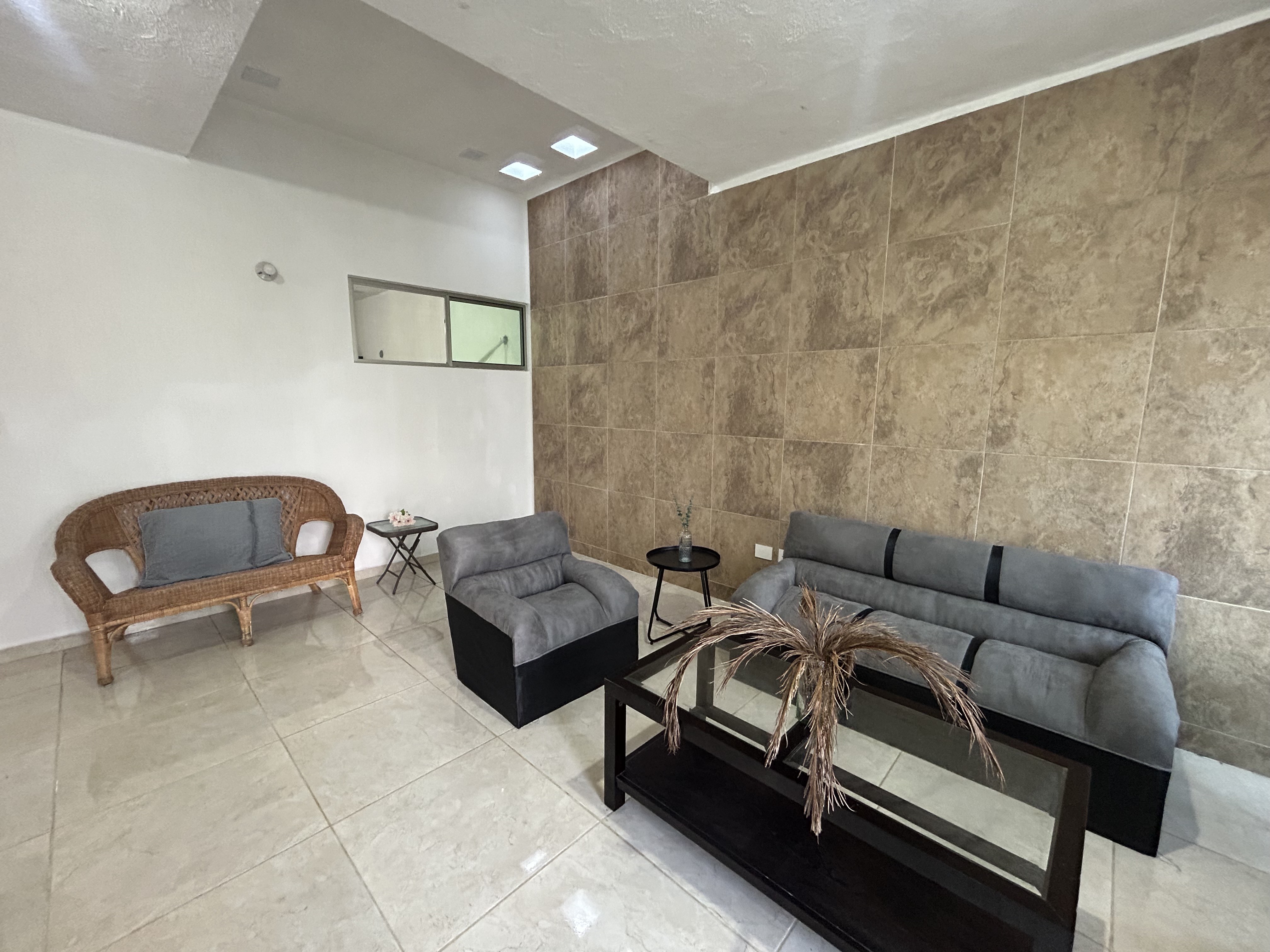 Casa de 2 habitaciones, amueblada, en zona norte.