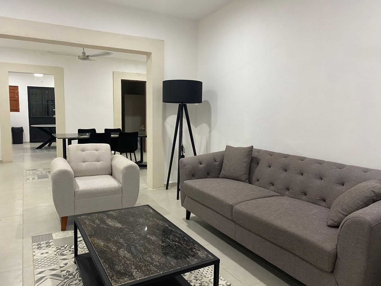 Casa amueblada, de un piso, una habitación y patio.