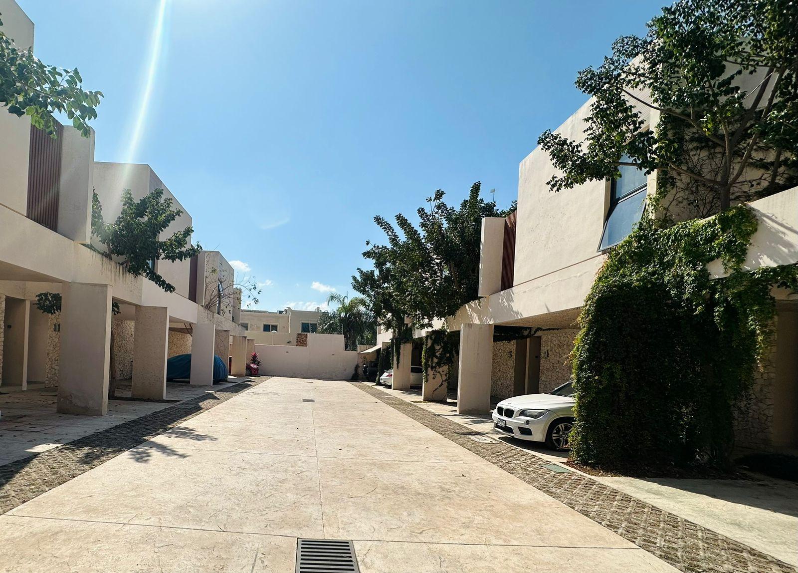 Townhouse equipado, dentro de privada, a precio de oportunidad.