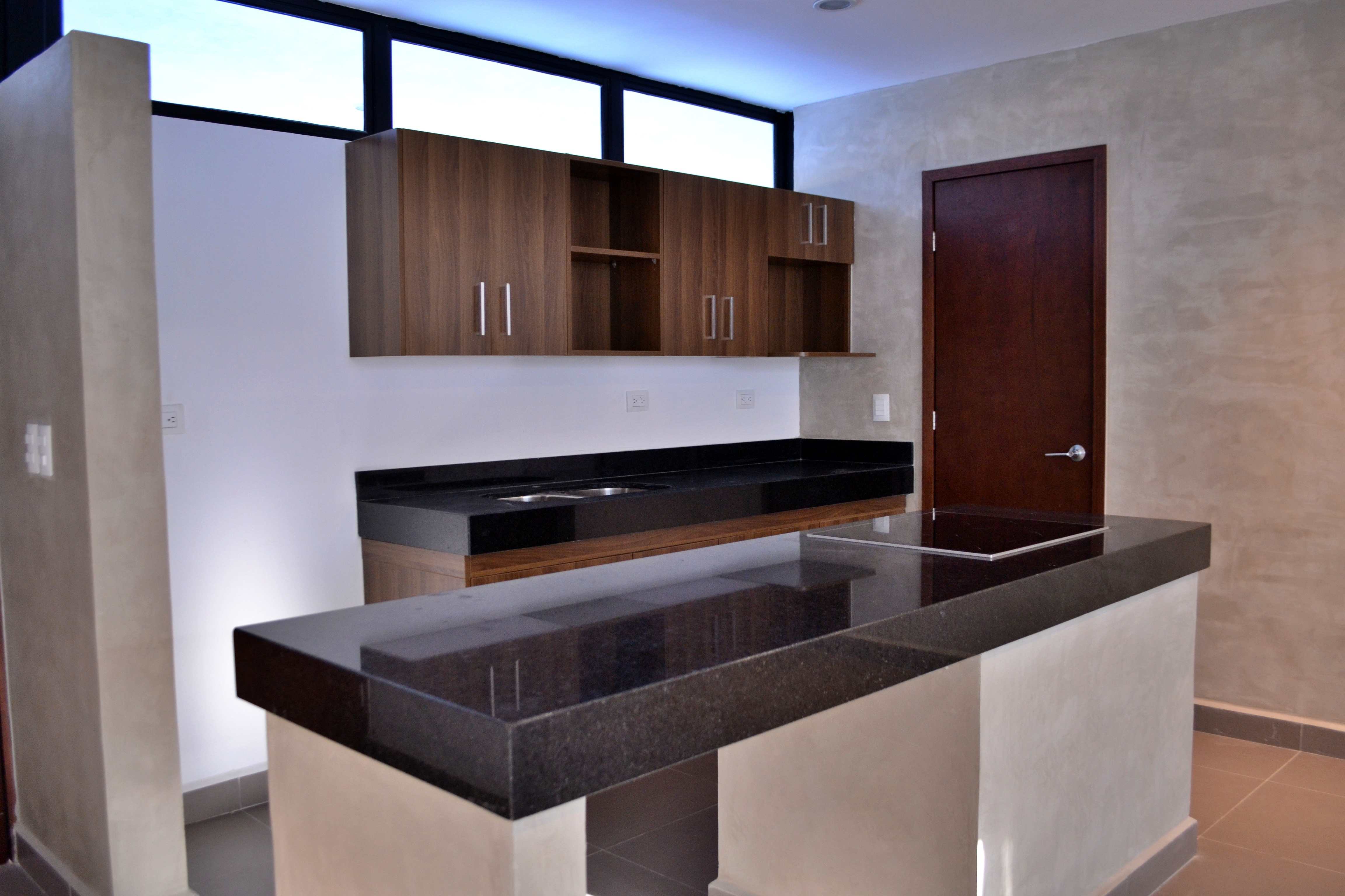 Townhouse de 2 recámaras, sin amueblar, en privada con amenidades.
