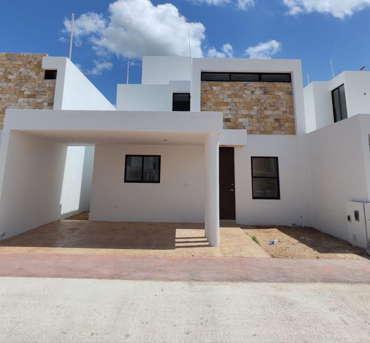 Casa de 3 recámaras, con alberca, sin muebles, en privada.