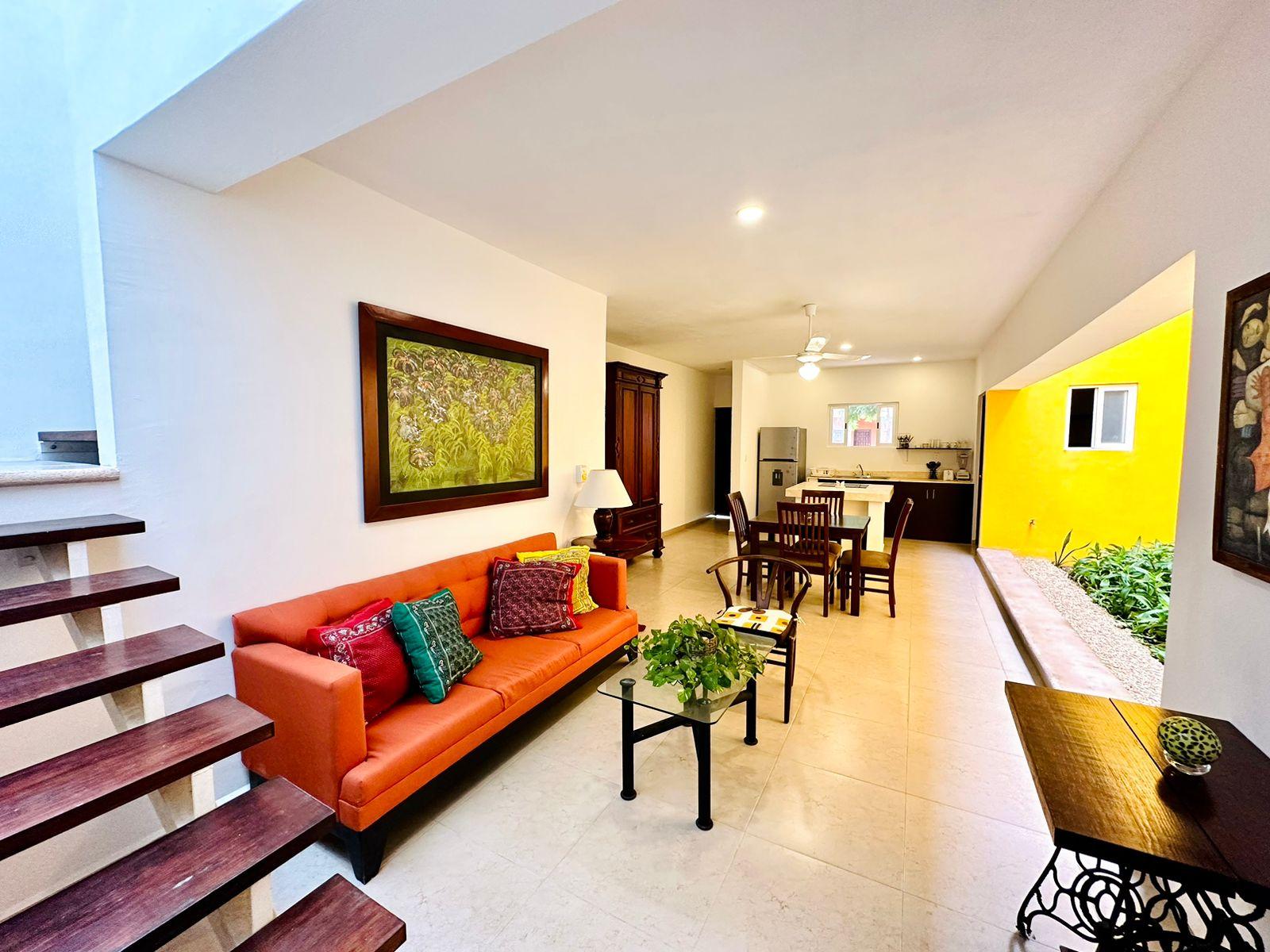 Townhouse estilo colonial, amueblado, ideal para inversión.