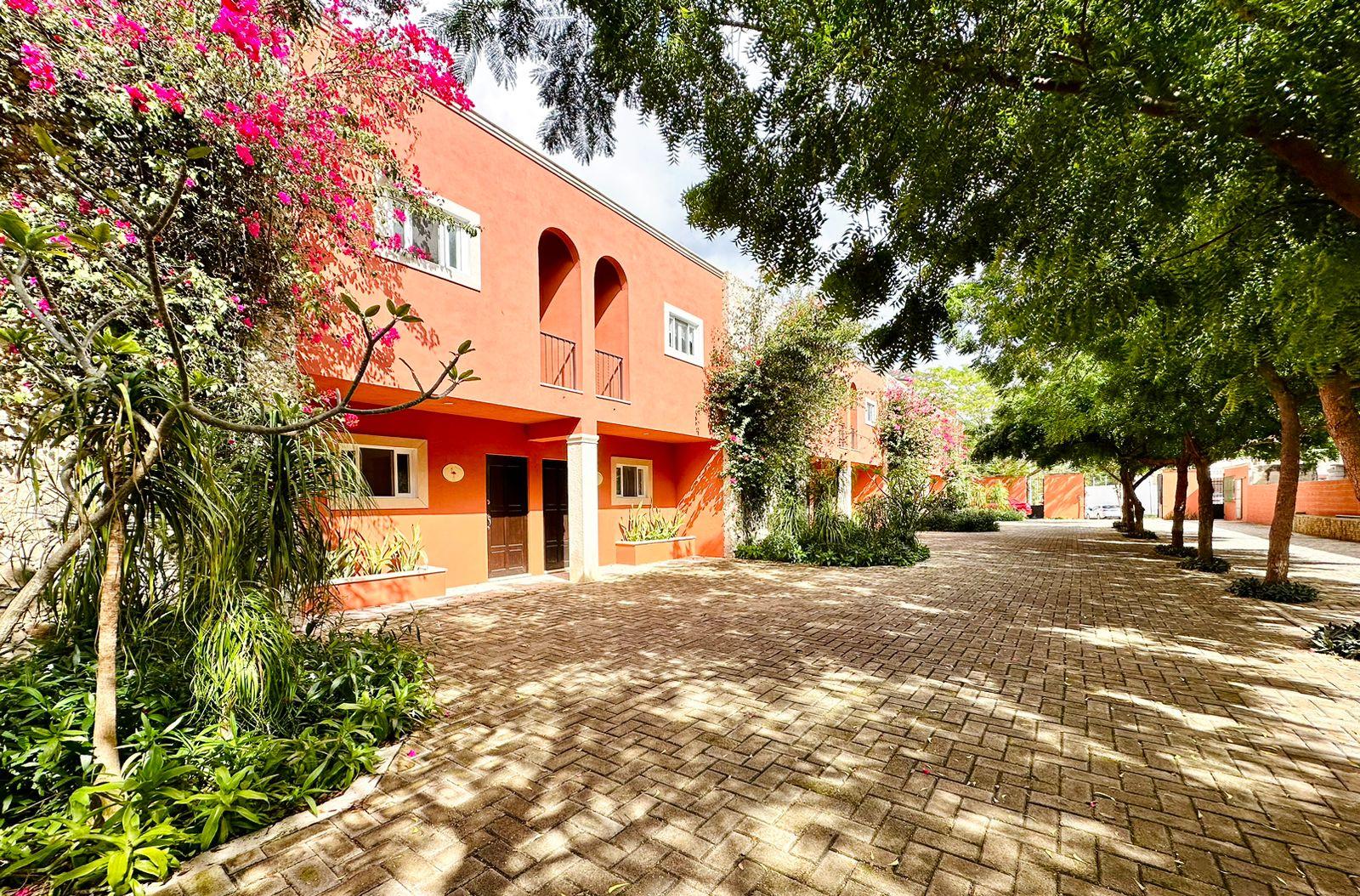 Townhouse estilo colonial, con patio trasero, ideal para inversión.