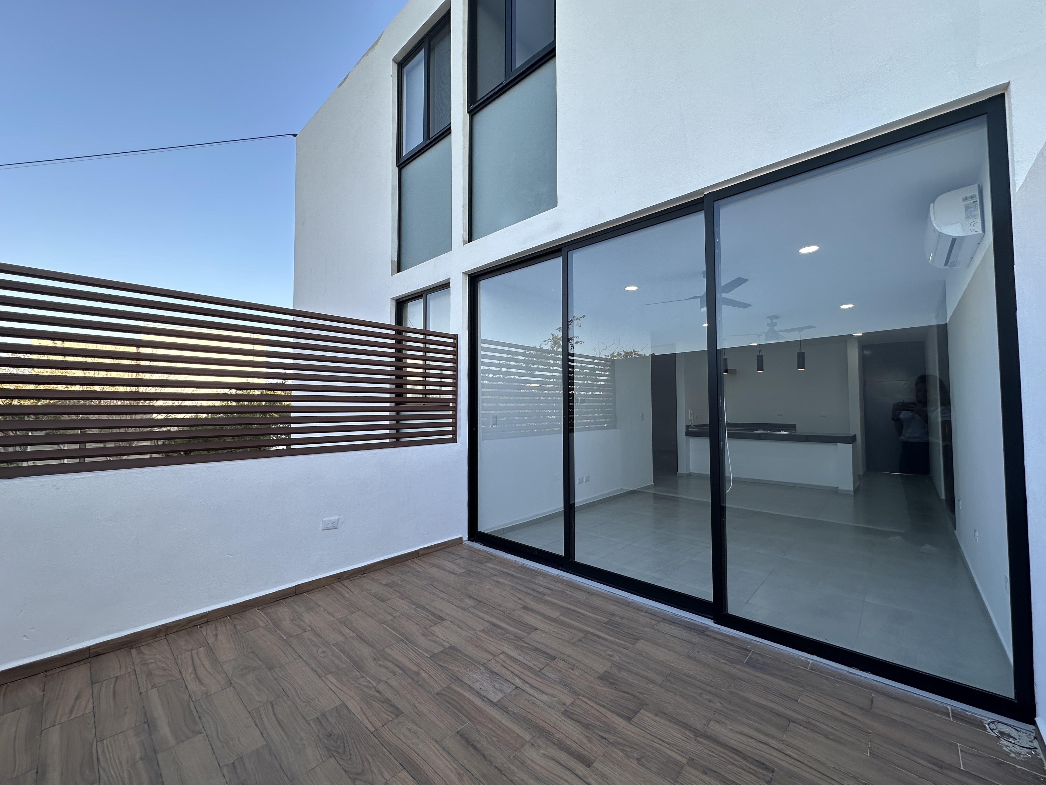 Departamento con terraza, dentro de privada con amenidades.