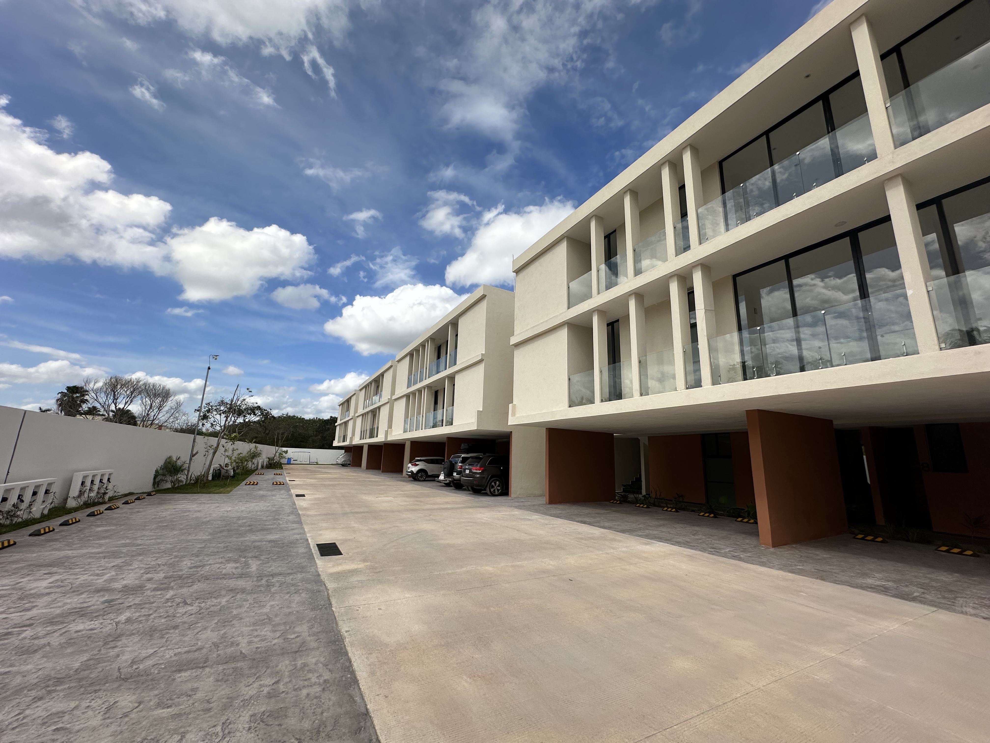 Departamento en PLANTA BAJA, con piscina, dentro de privada con amenidades.