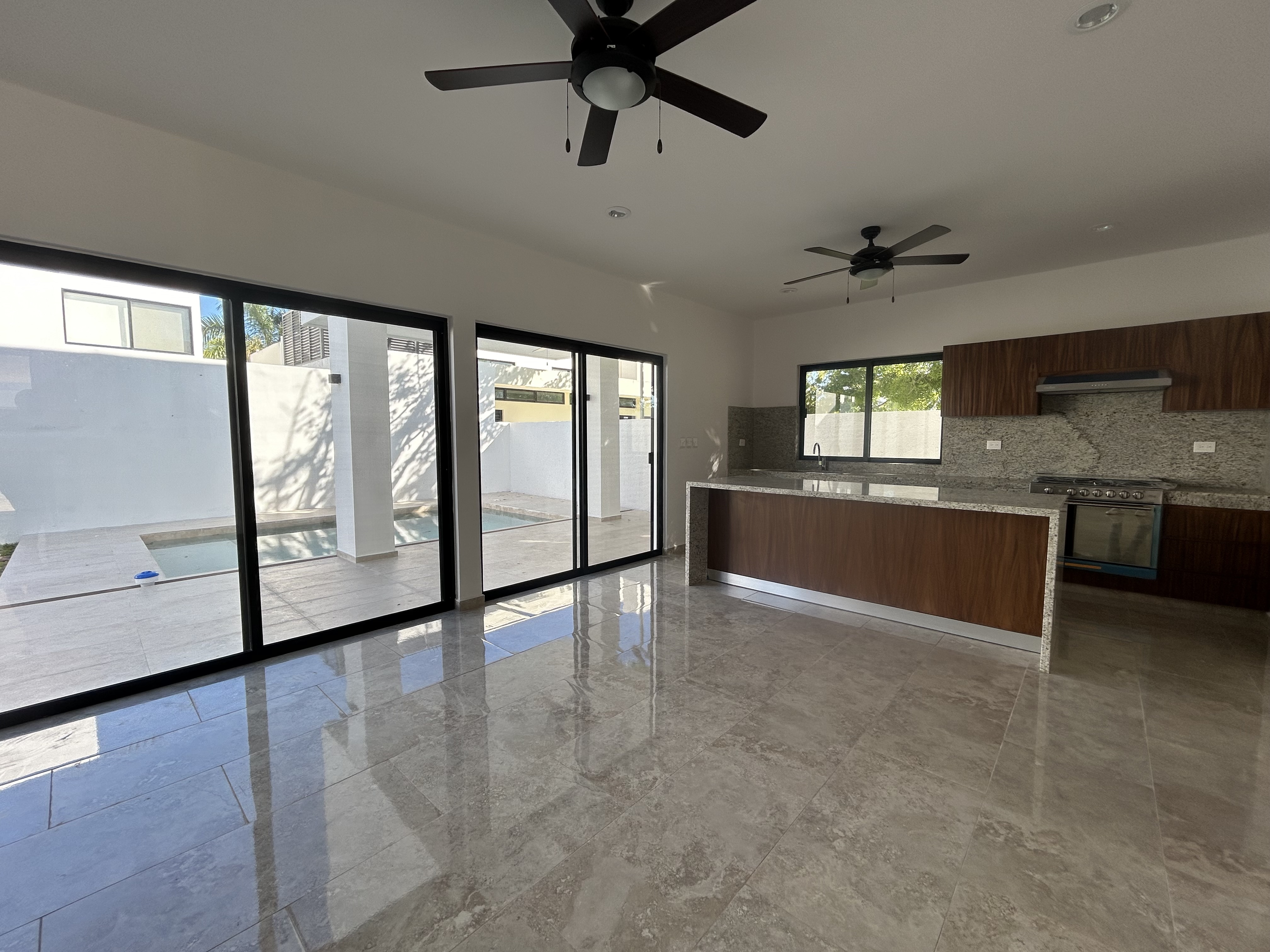 Casa de 4 recámaras (UNA EN PLANTA BAJA) con jardín y alberca, en privada con amenidades.