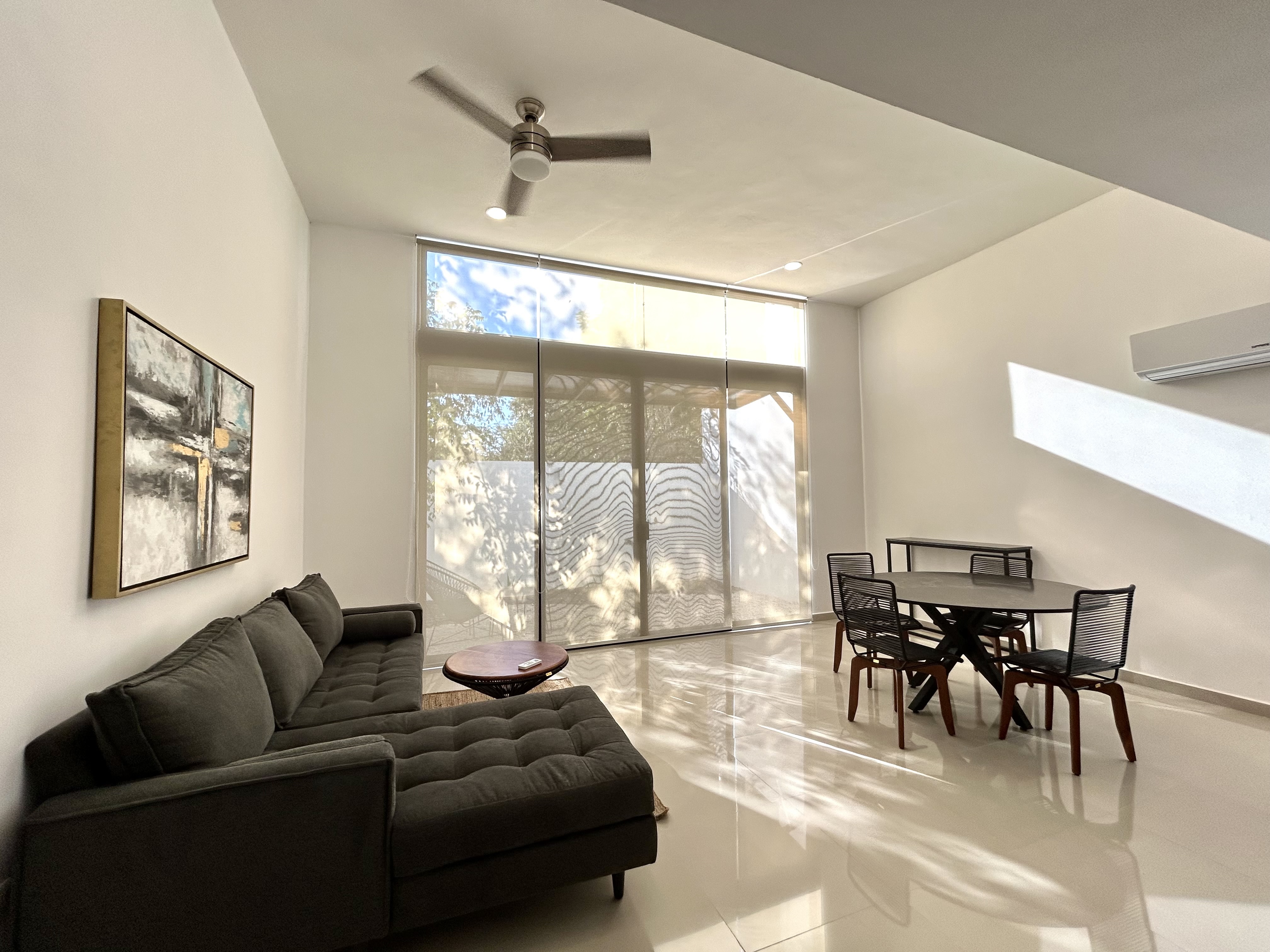 Townhouse de 2 recámaras, amueblado, con paneles solares, en Montebello.