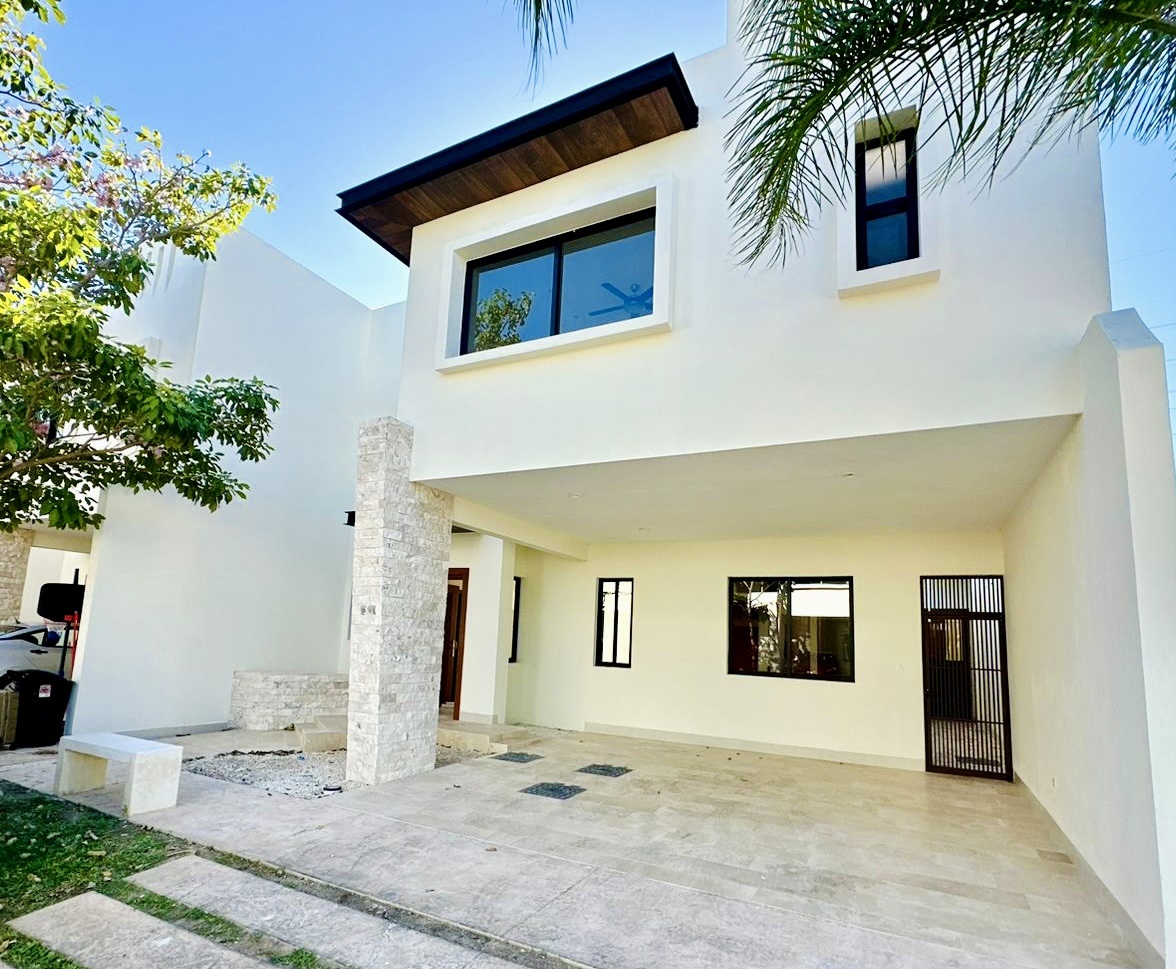 Casa en privada, con 4 recámaras, una en PB, cuarto de servicio y alberca.