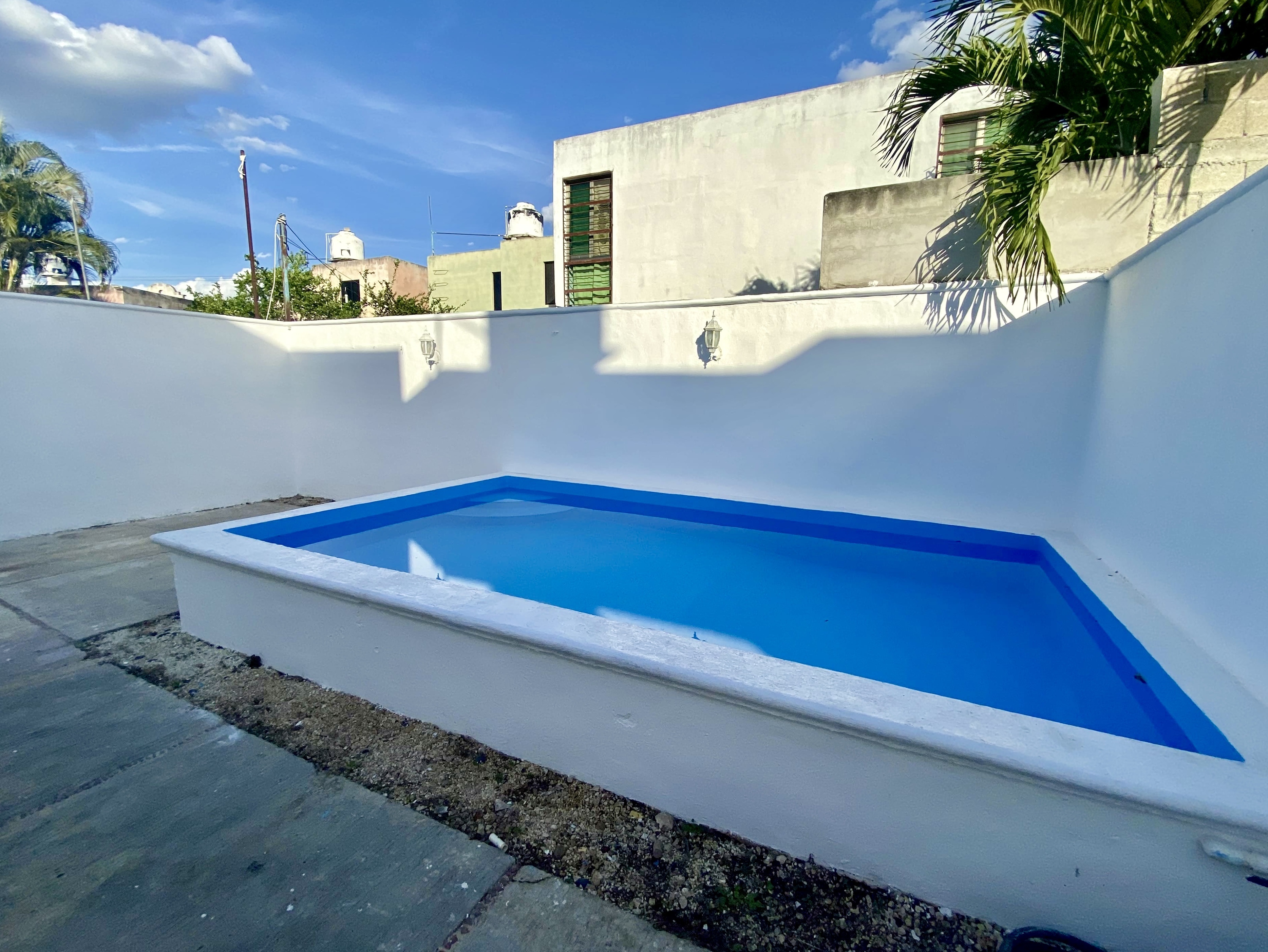 Casa de 2 recámaras, con alberca, amueblada, ubicada en Francisco de Montejo.