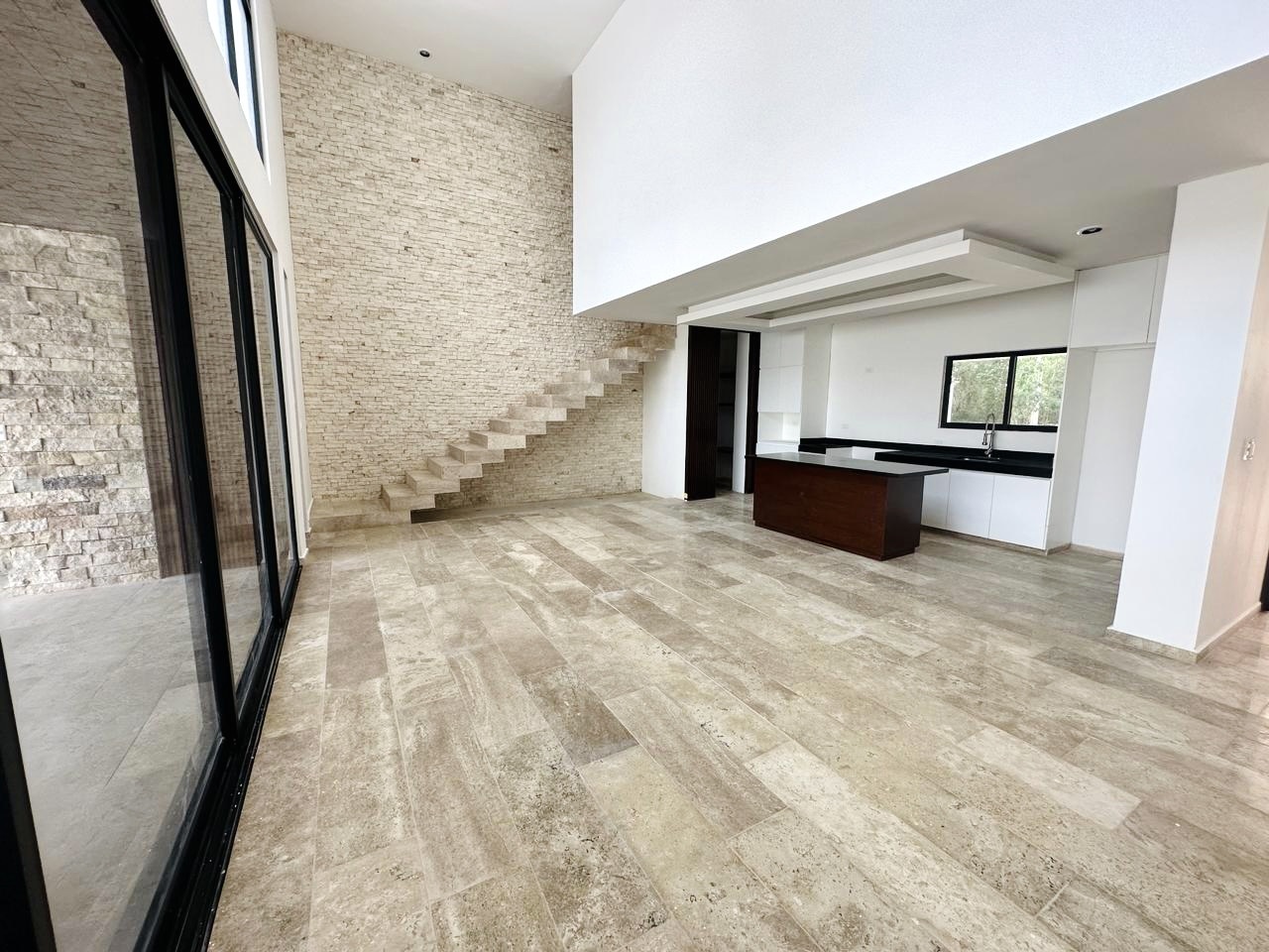 Residencia nueva, con doble altura y piscina.