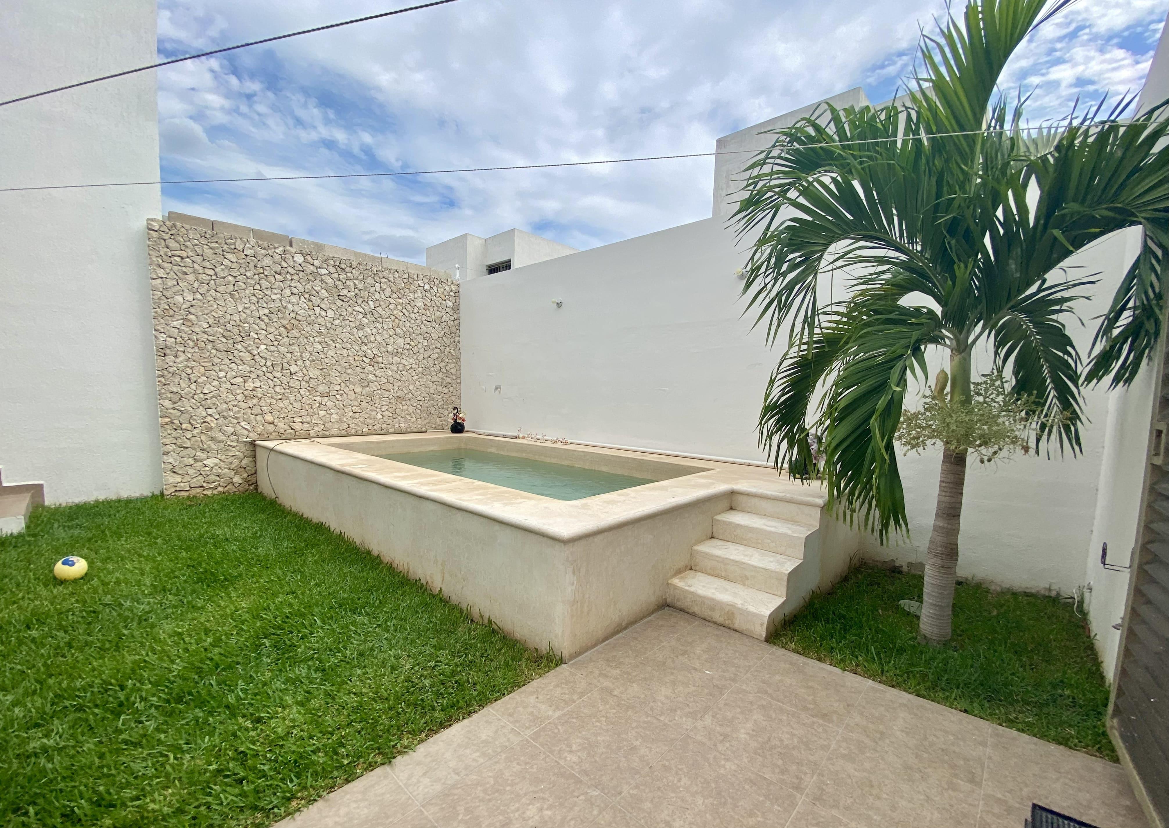 Casa amueblada, de 4 recámaras, alberca, sobre Av. Principal en Las Américas.
