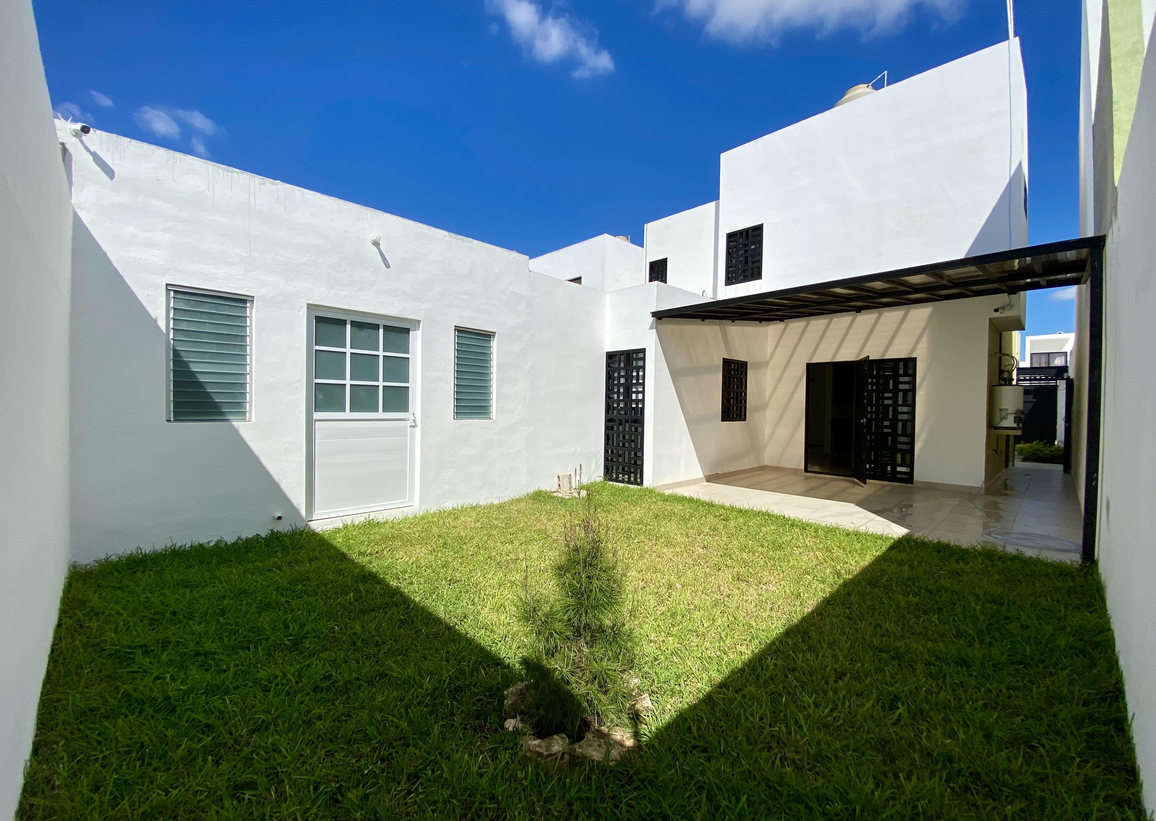 Casa 3 recámaras, ubicada en Residencial Floresta.