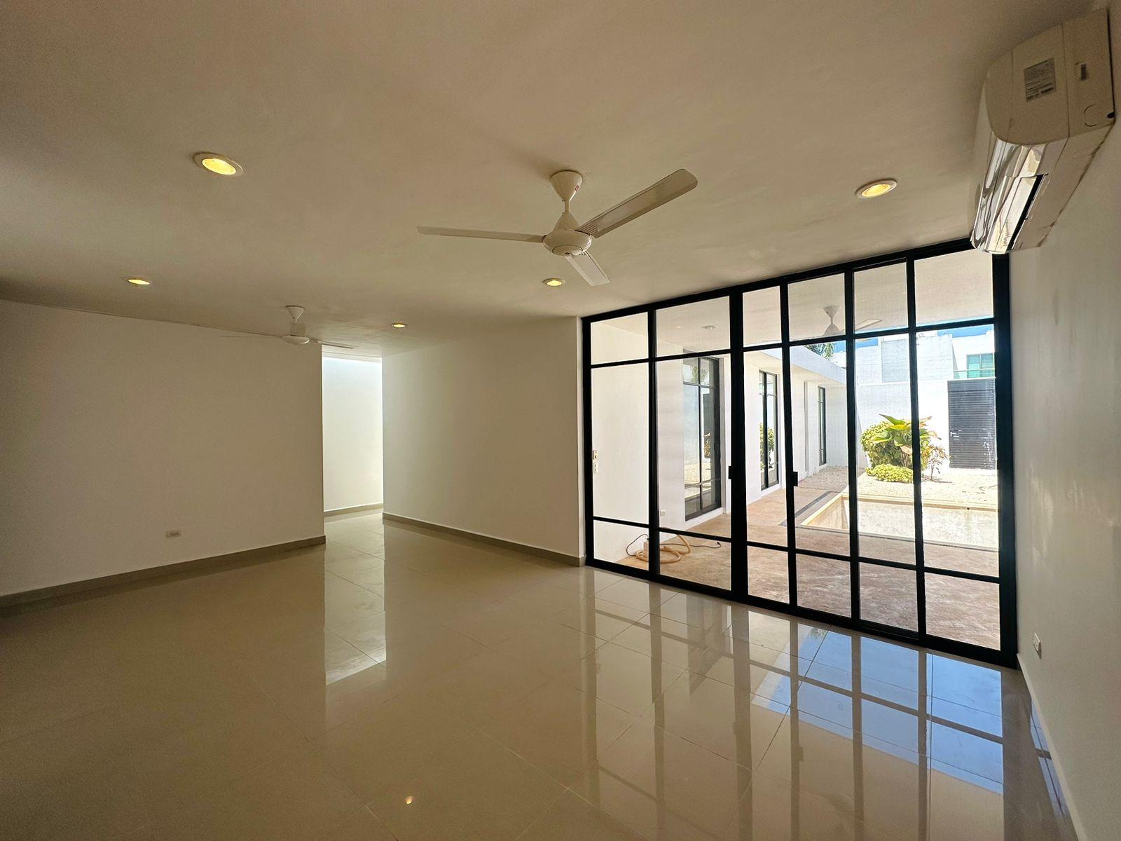 Casa de una planta y piscina en residencial Porto Alegre.