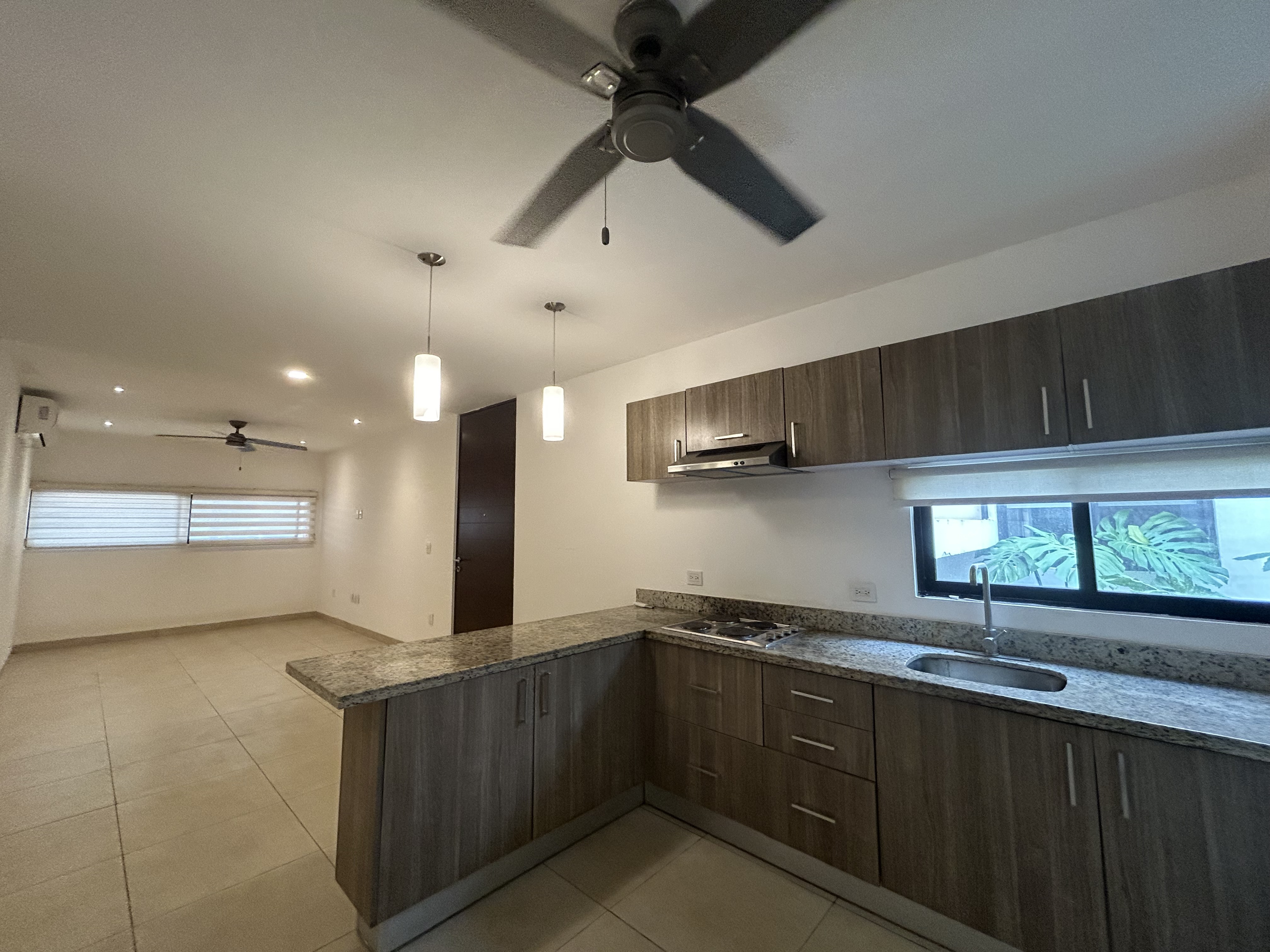 Departamento en PB, de 2 recámaras, sin amueblar, con amenidades en privada.