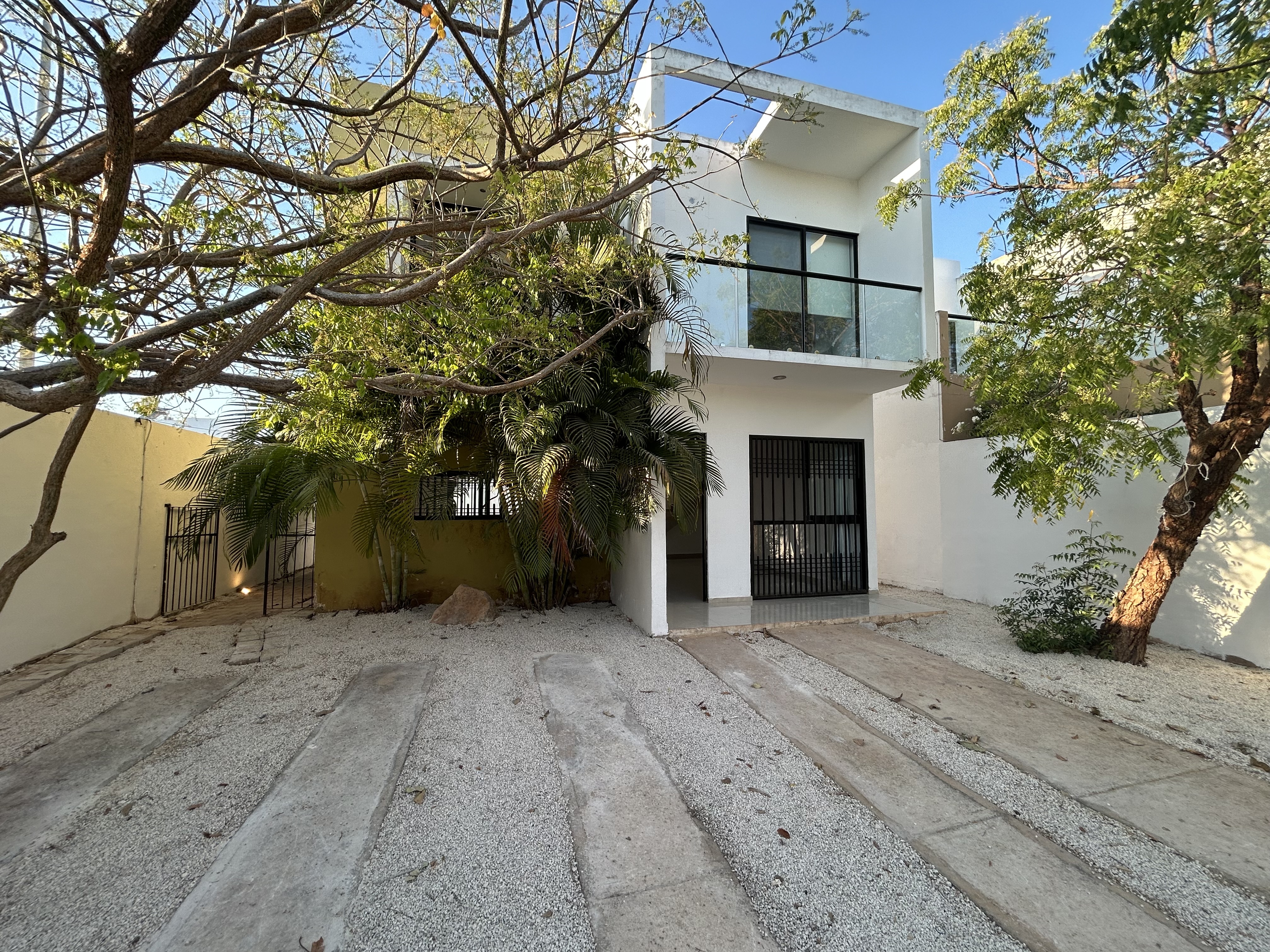 Casa con alberca y portón electrónico, en Floresta Residencial.