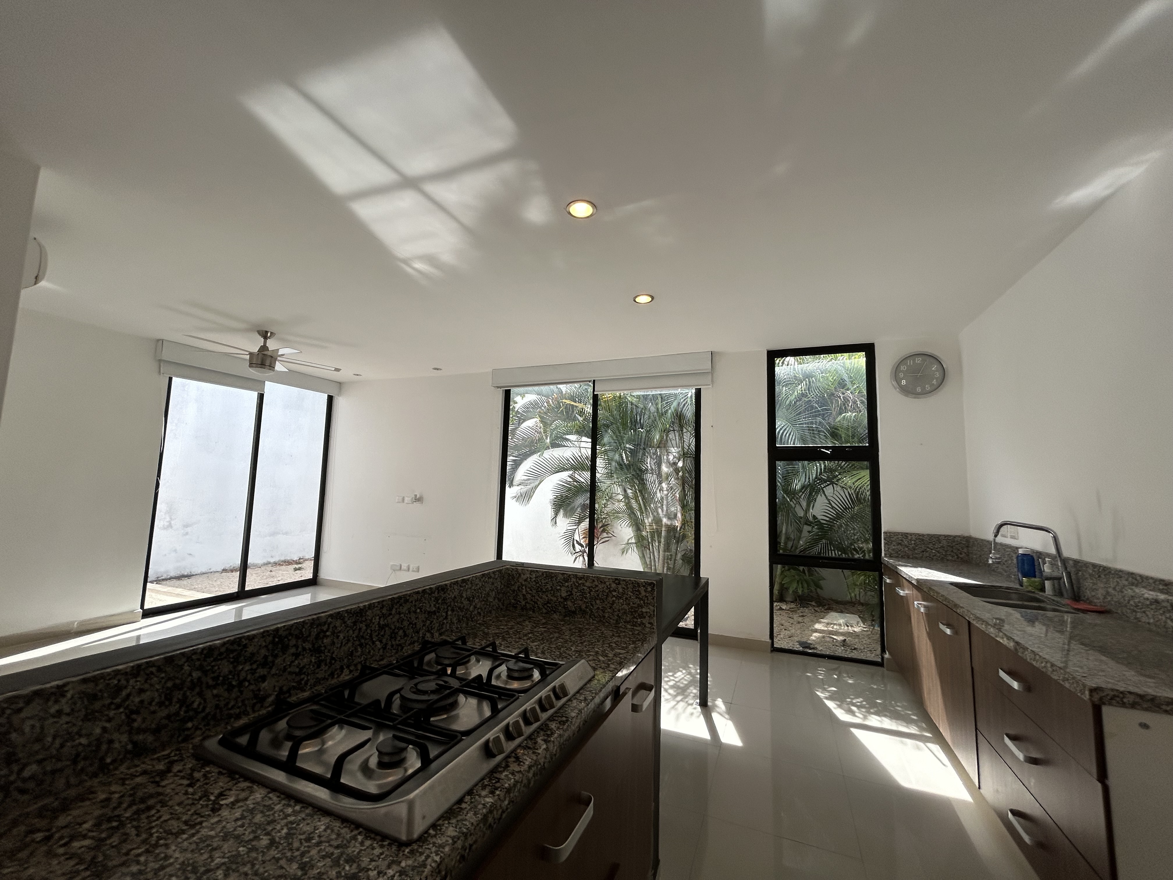 Townhouse de 2 recámaras, sin amueblar, con alberca, en privada.