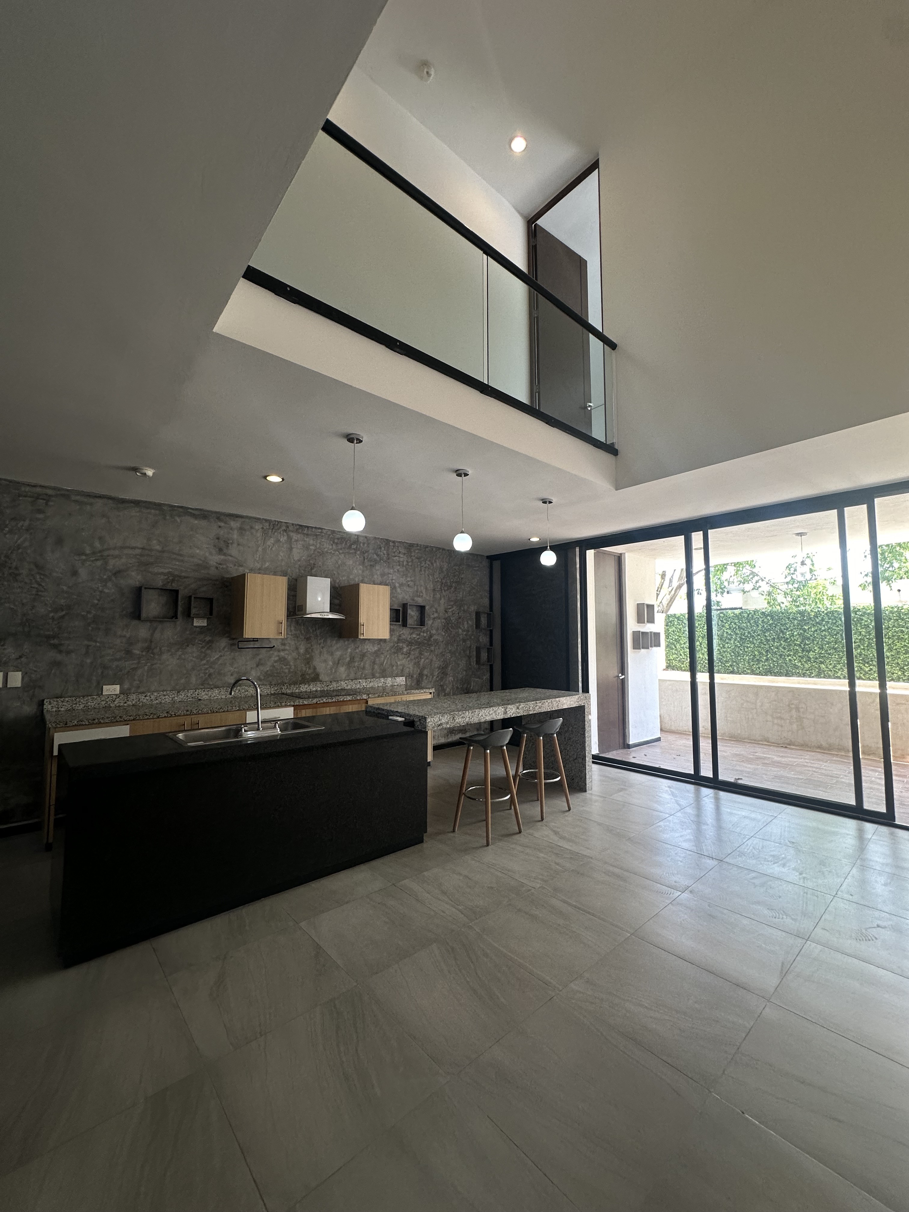 Townhouse de 3 recámaras, equipado, SIN AMUEBLAR, alberca y rooftop con jacuzzi.