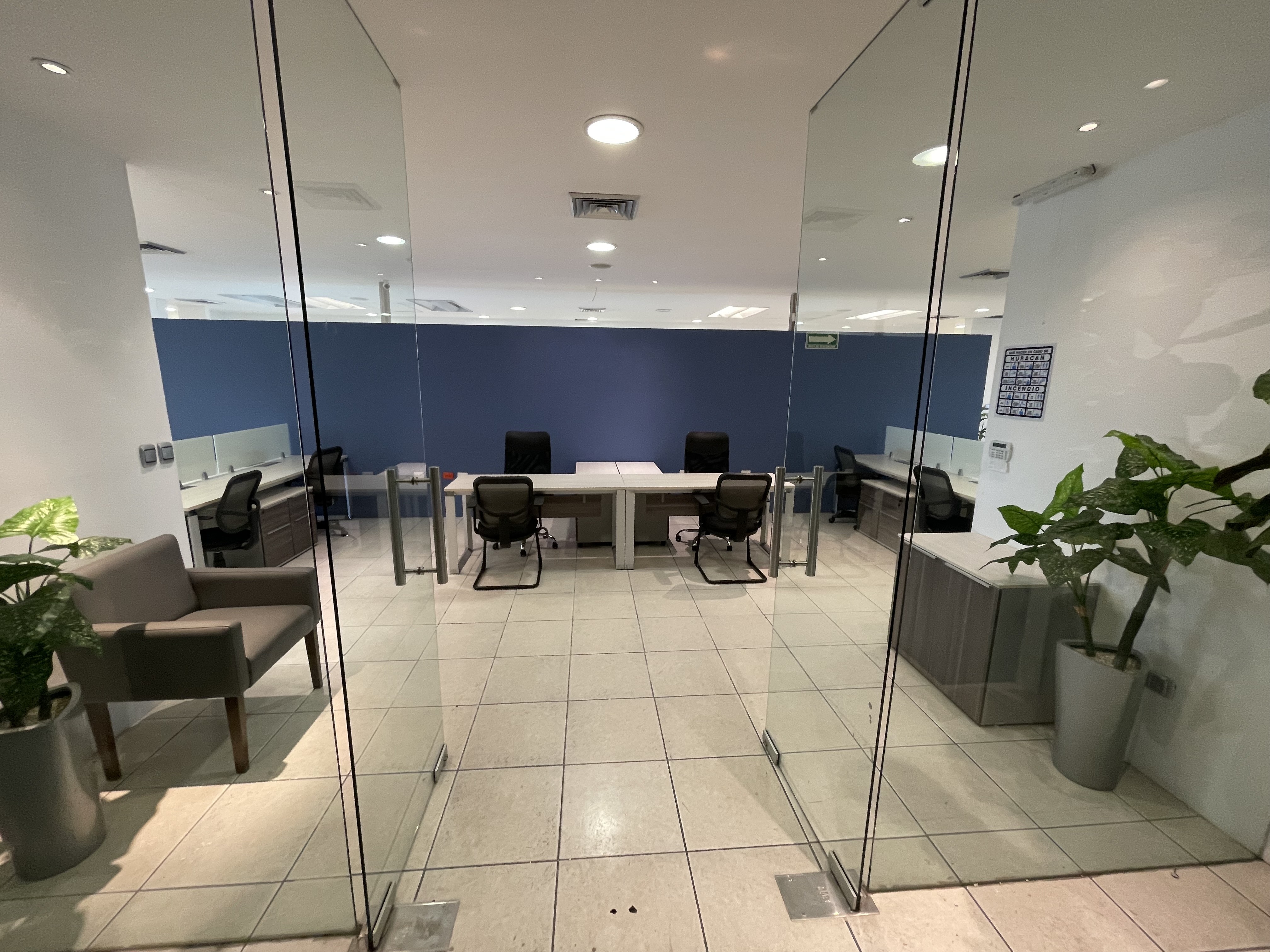 Piso de oficinas en torre sobre avenida principal de Mérida.