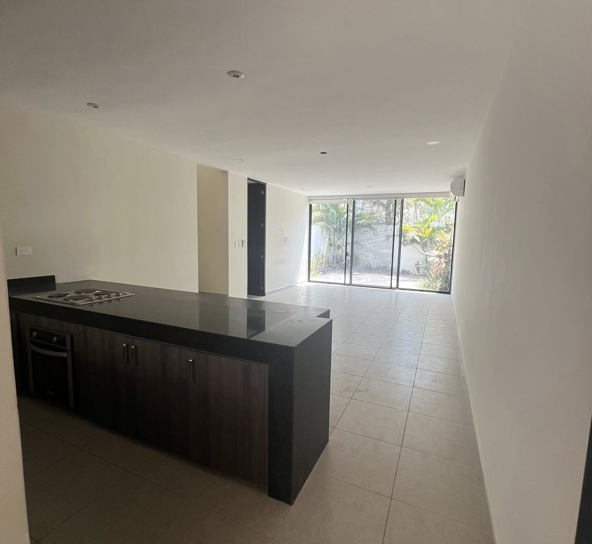Townhouse de 2 recámaras, sin amueblar, en privada.