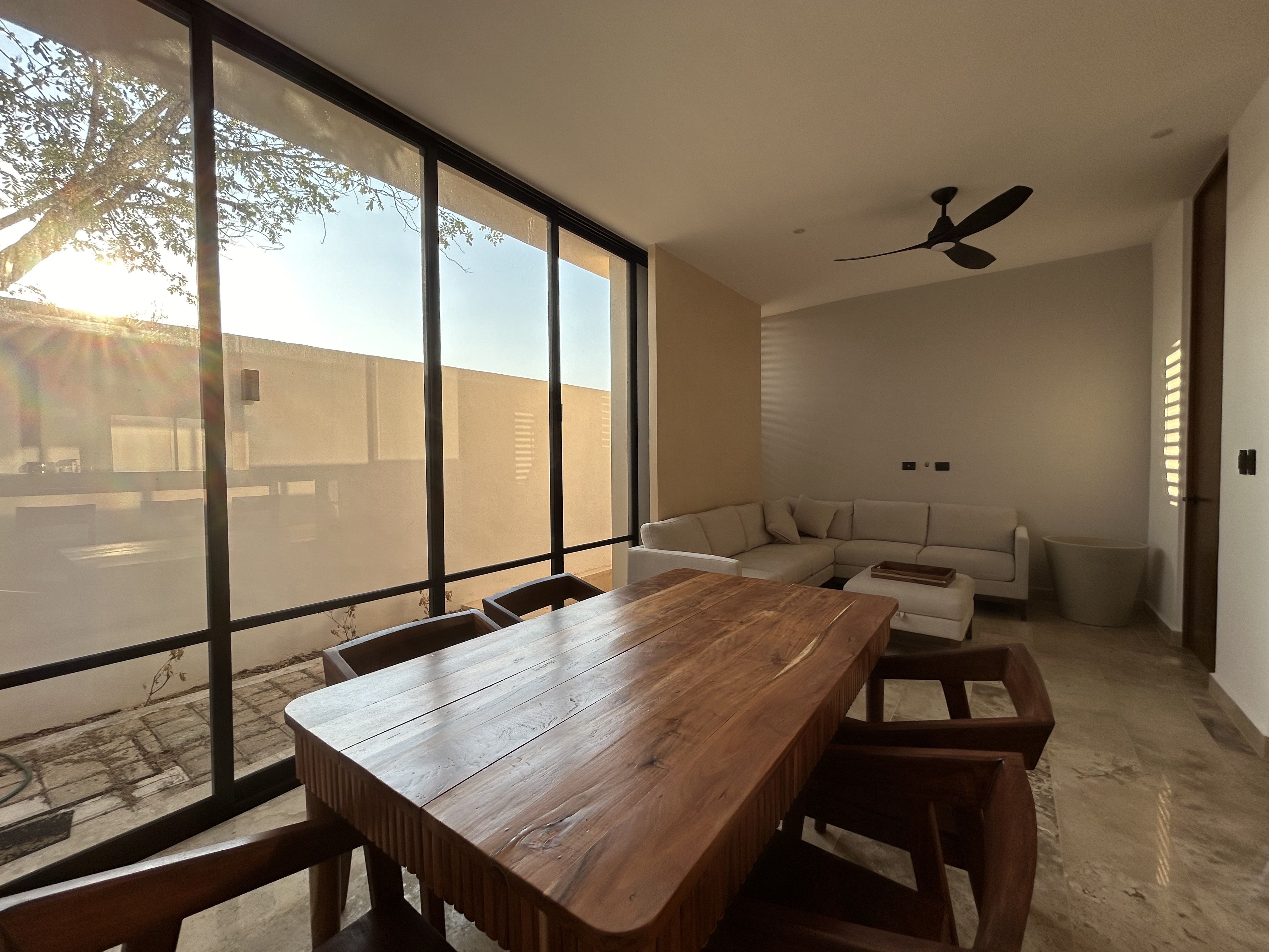 Townhouse de 2 recámaras, amueblado, con alberca privada, en complejo.