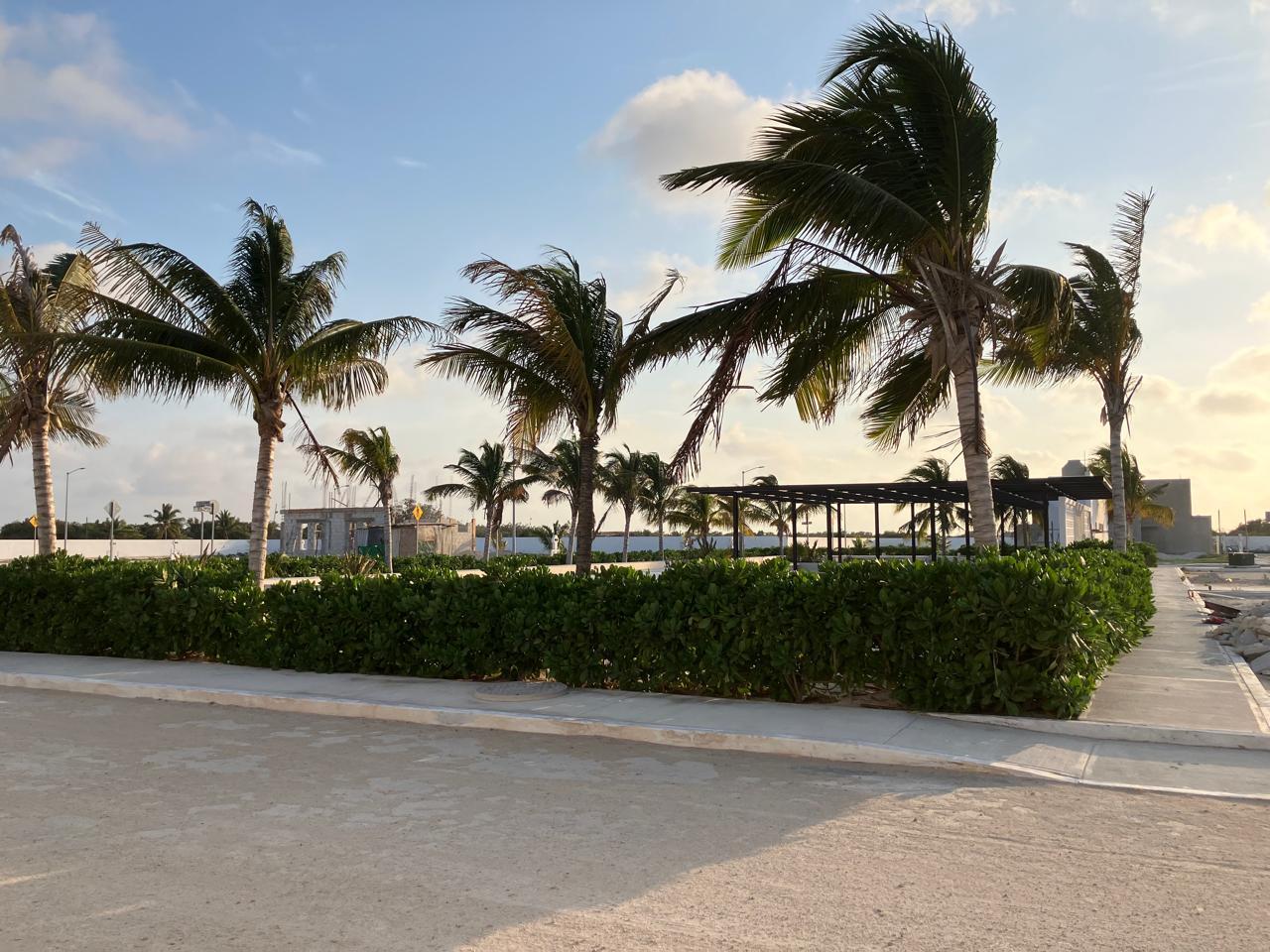 Lote residencial dentro de privada muy cerca del mar.