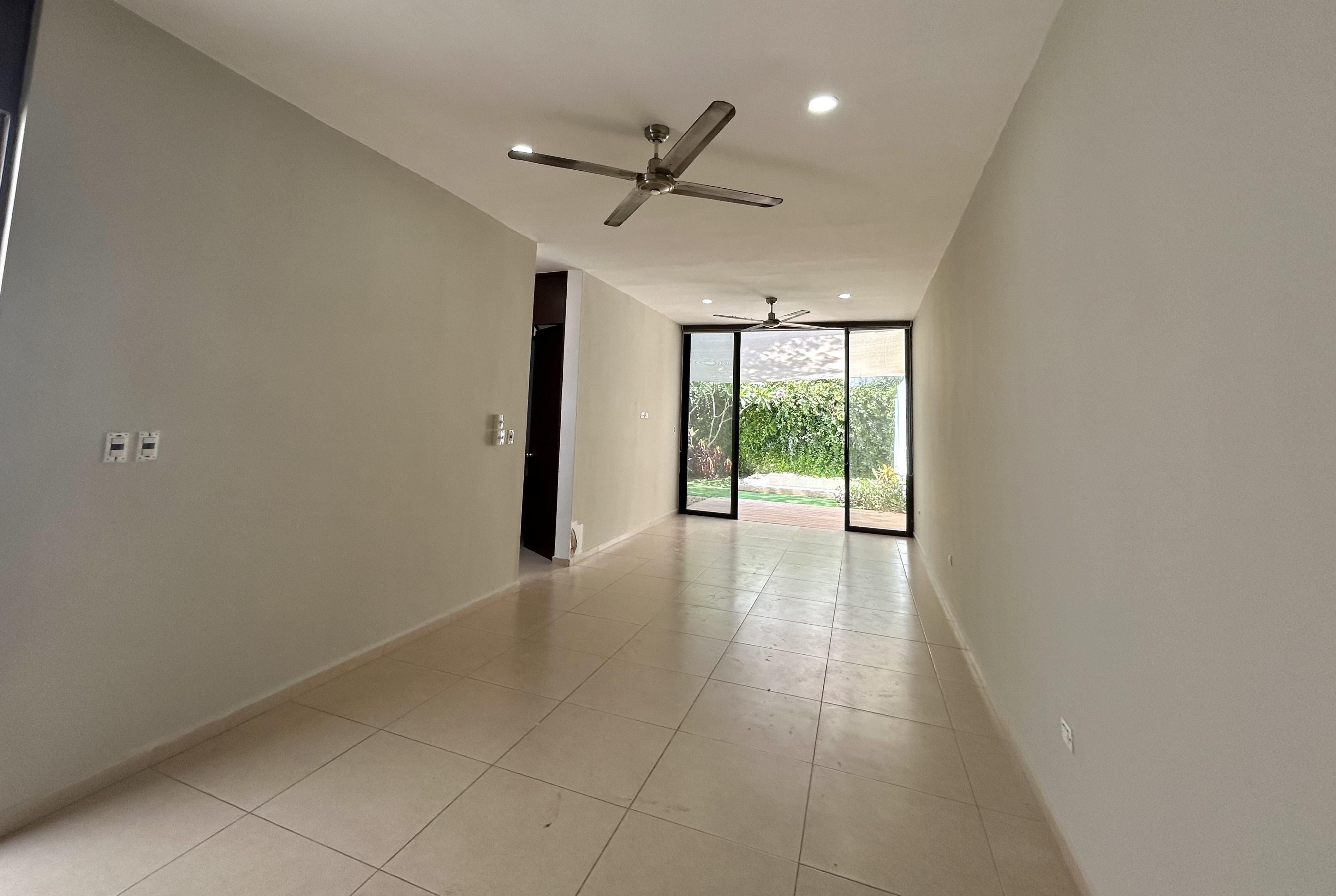 Townhouse de 2 recámaras, sin amueblar, con alberca, en zona norte.