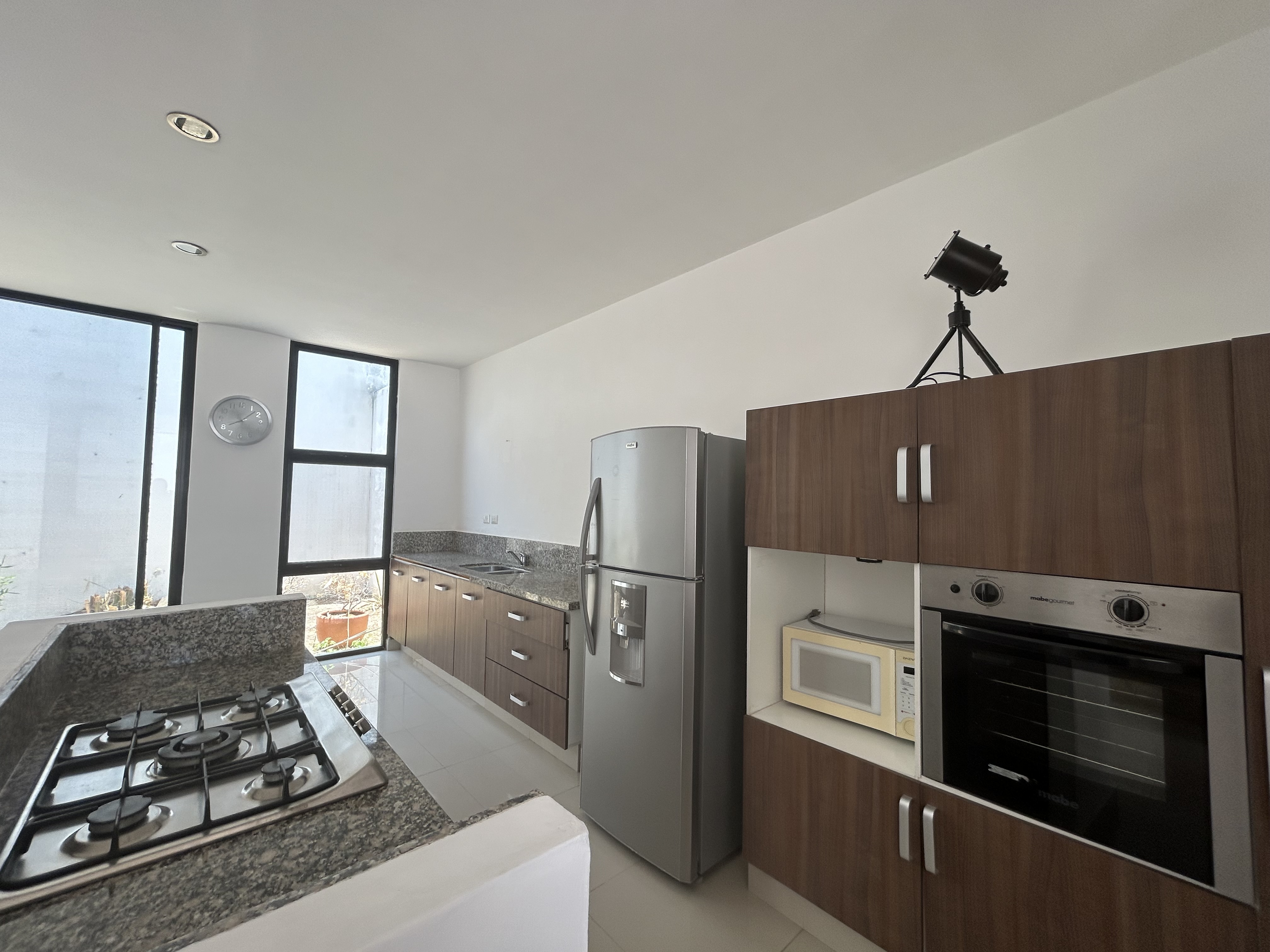Townhouse de 2 recámaras, amueblado, en Montebello.