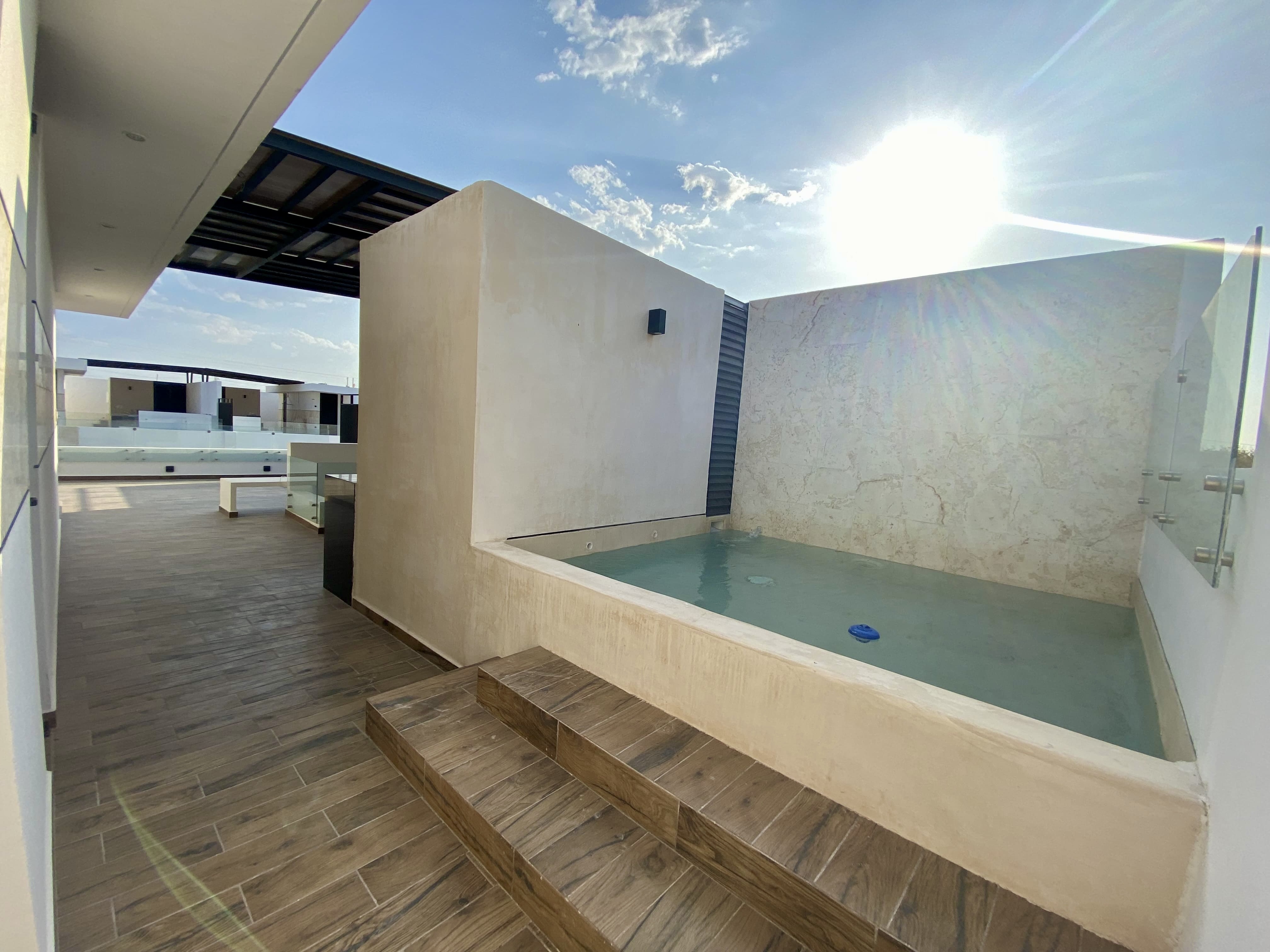 Townhouse de 2 recámaras,con Roof Top y alberca, en Cholul.