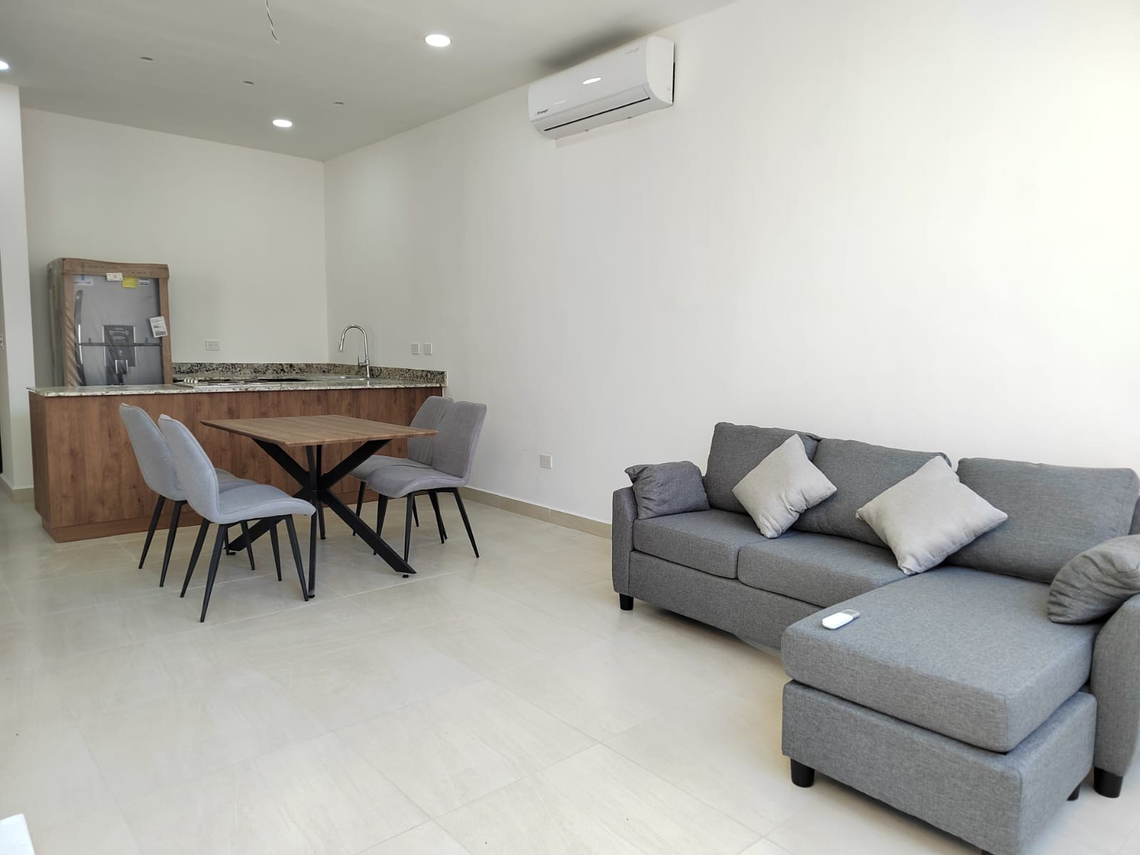 Departamento en PB, de 2 recámaras, amueblado, con alberca privada y amenidades.