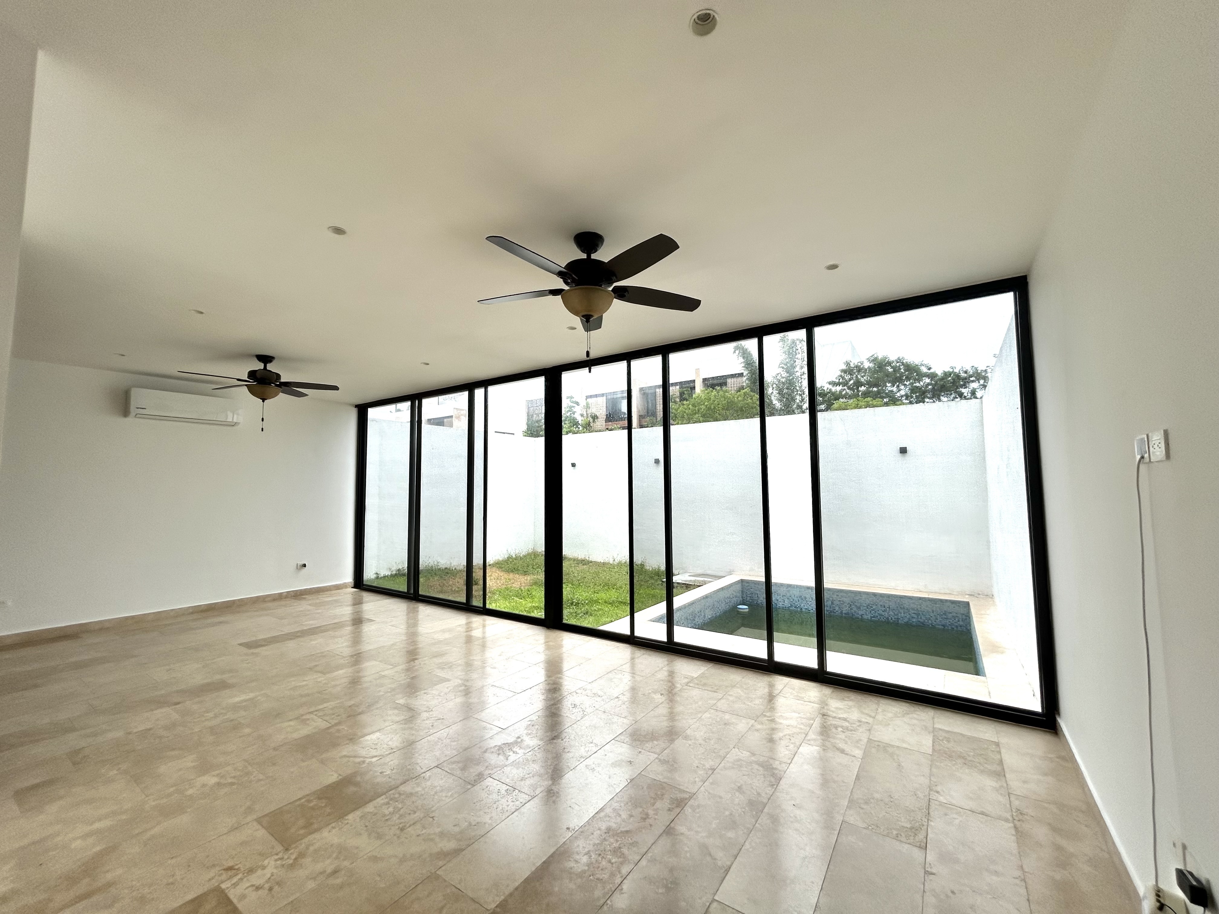 Casa de 3 recámaras, sin amueblar, con alberca y roof de privada.
