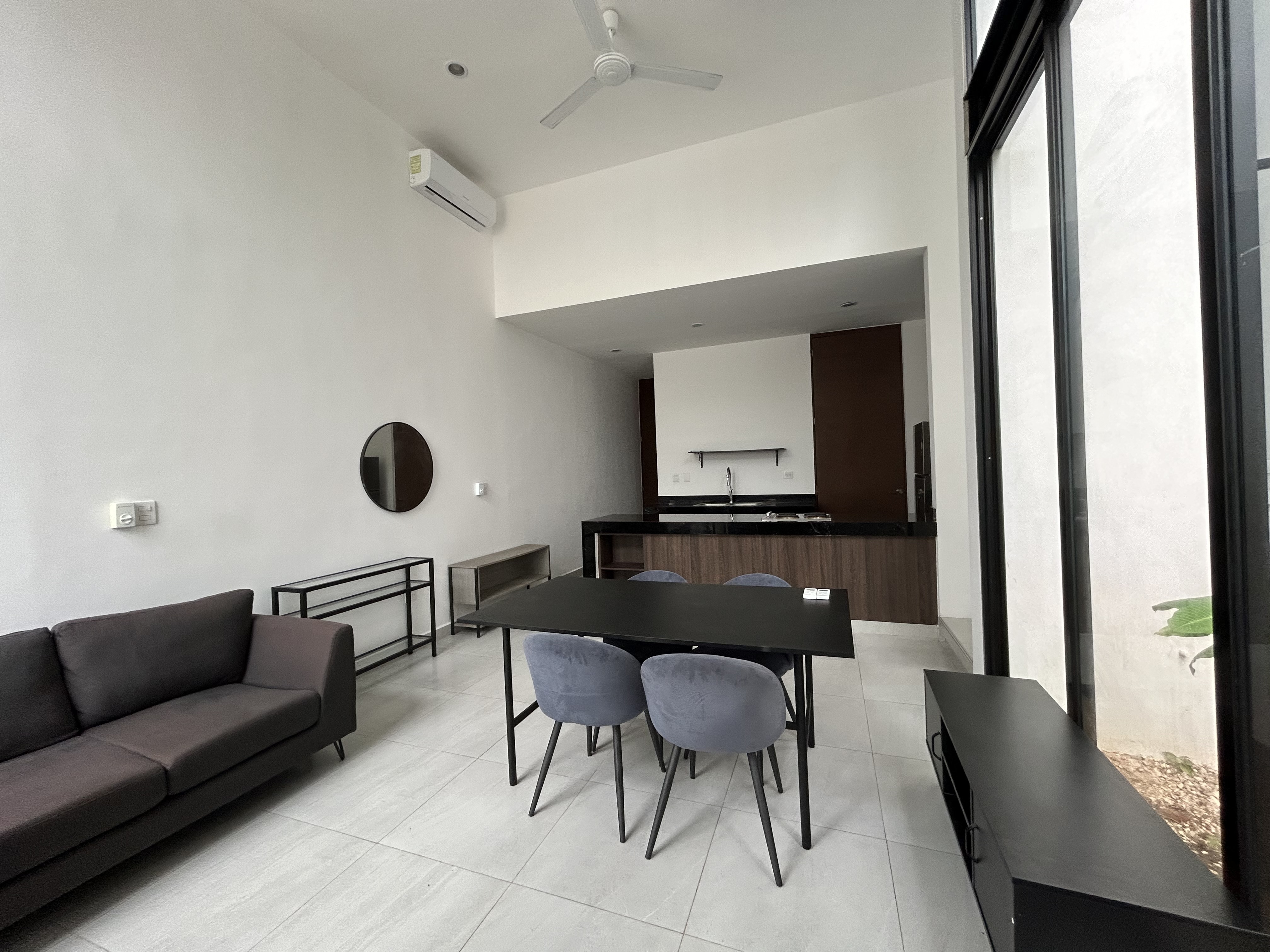 Townhouse de 2 recámaras, amueblado, con alberca.