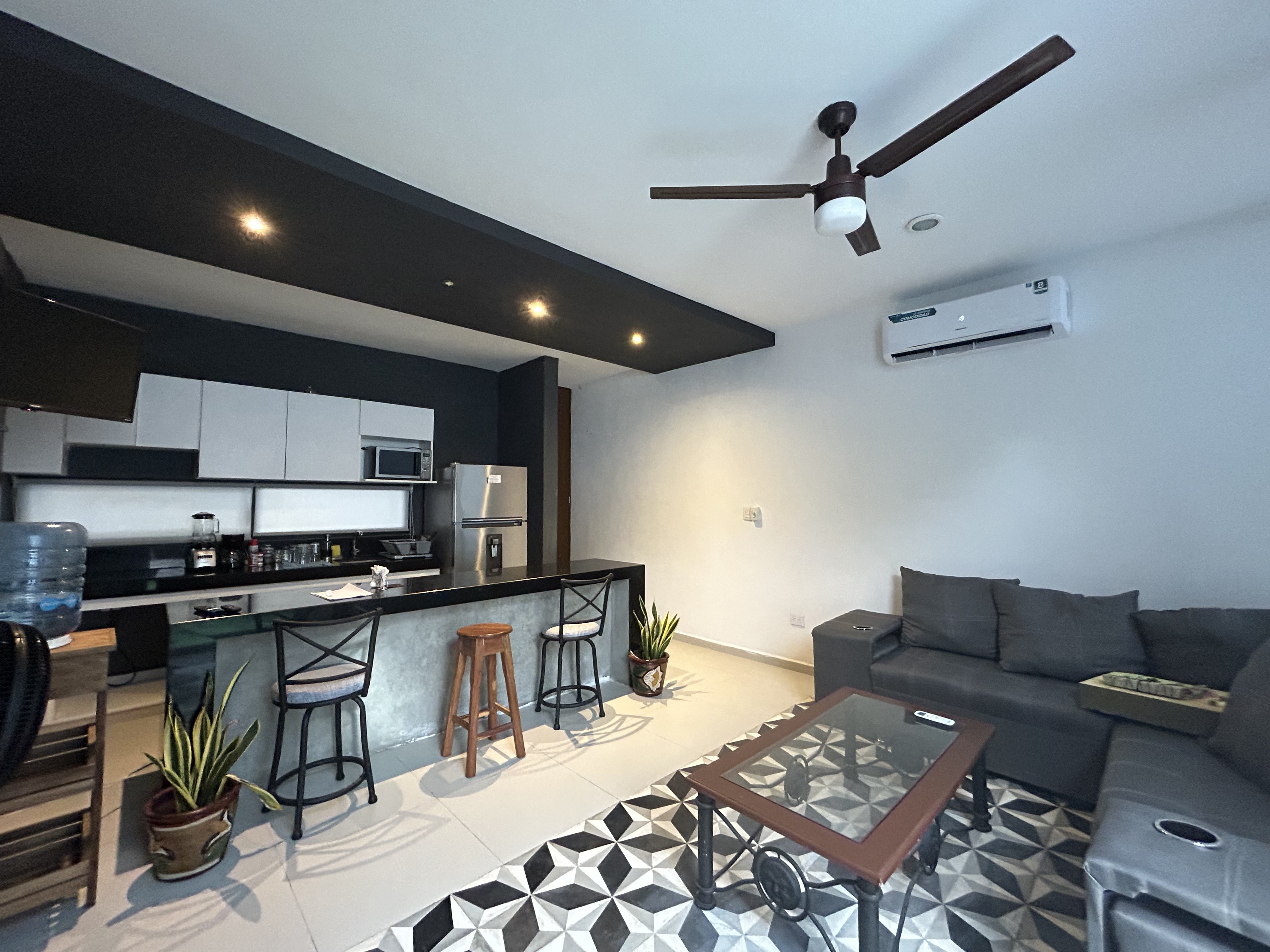 Townhouse de 2 recámaras, amueblado, con alberca, en privada.