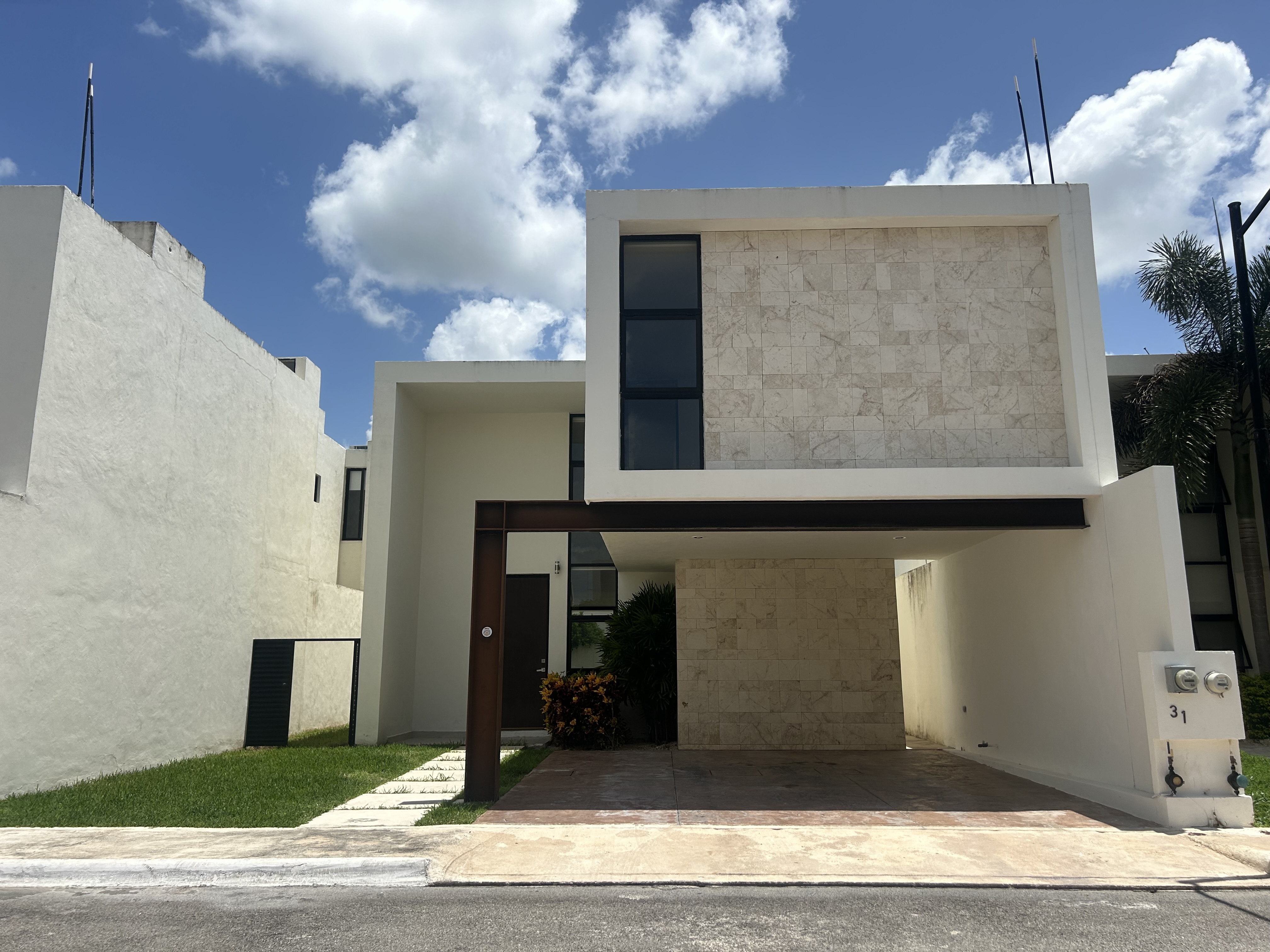 Casa de 3 habitaciones, sin muebles, dentro de privada en zona norte.