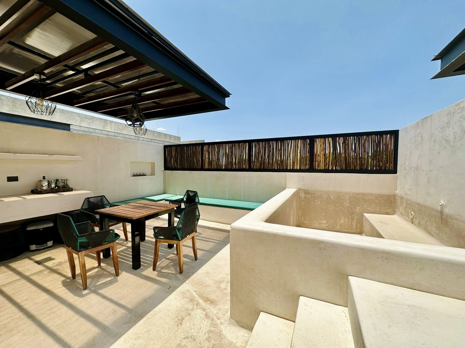 Townhouse amueblado, con rooftop, dentro de privada.