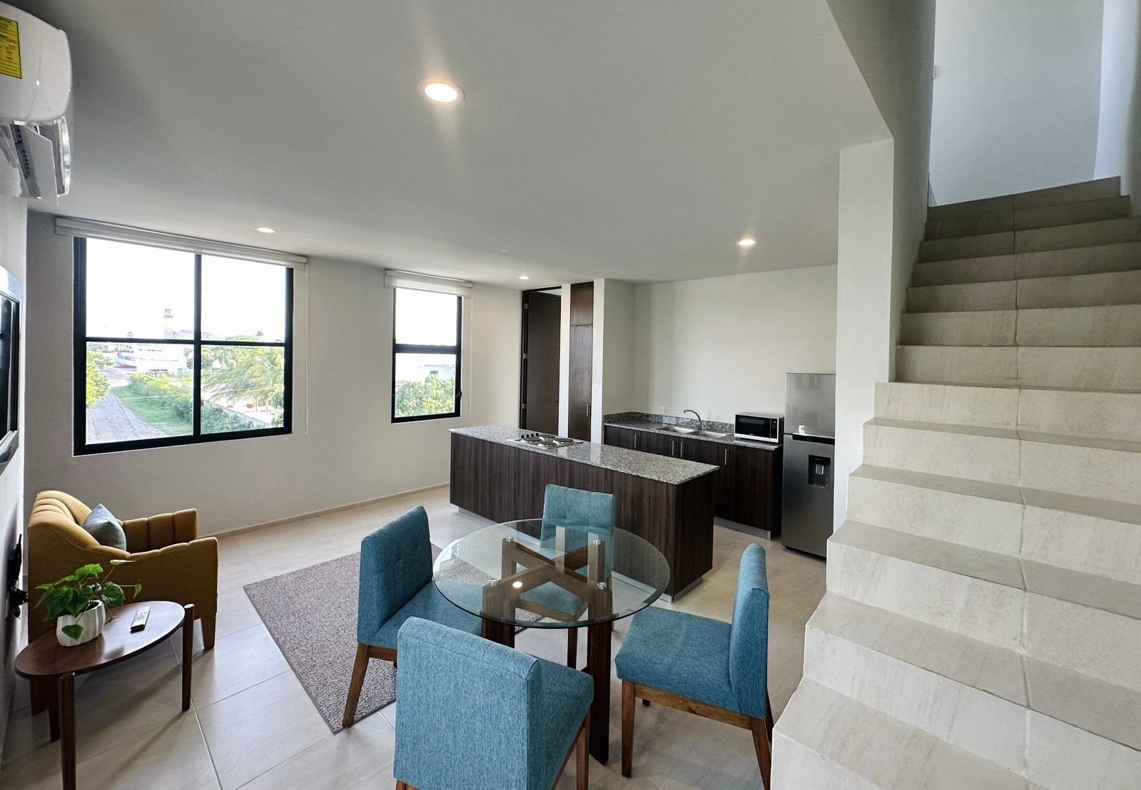 Departamento amueblado, con terraza privada, en complejo con amenidades.