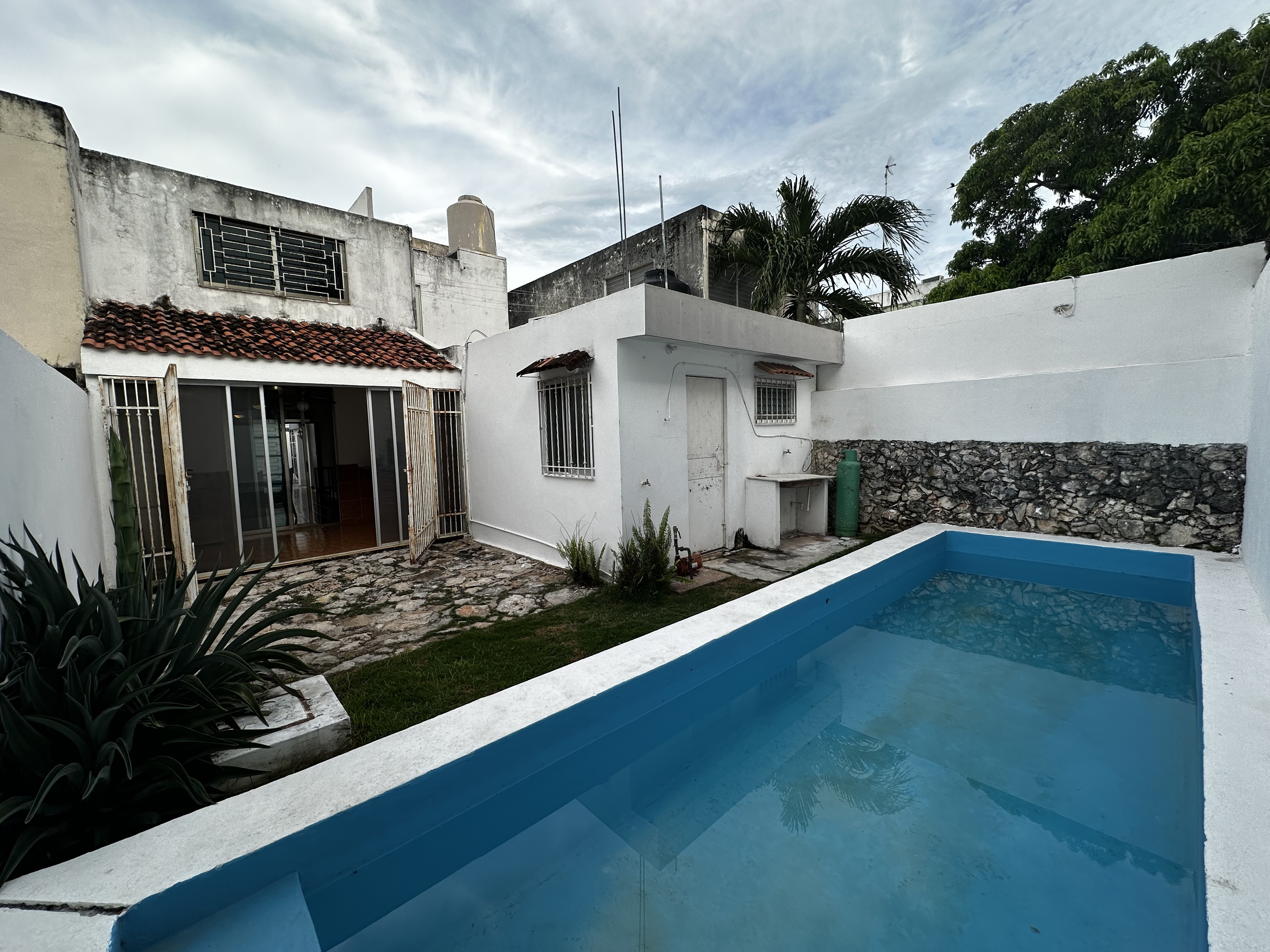 Casa de 3 recámaras, con piscina, CON O SIN MUEBLES.