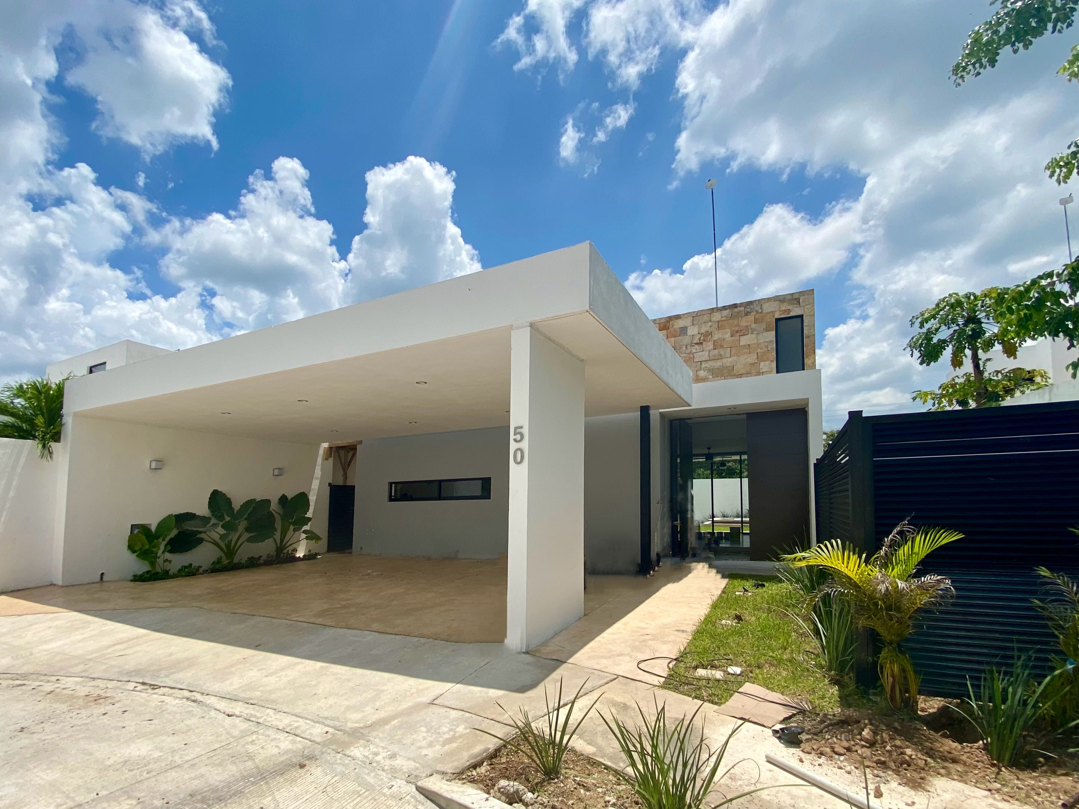Casa de 4 recámaras, con alberca, dentro de privada en Temozón Norte.