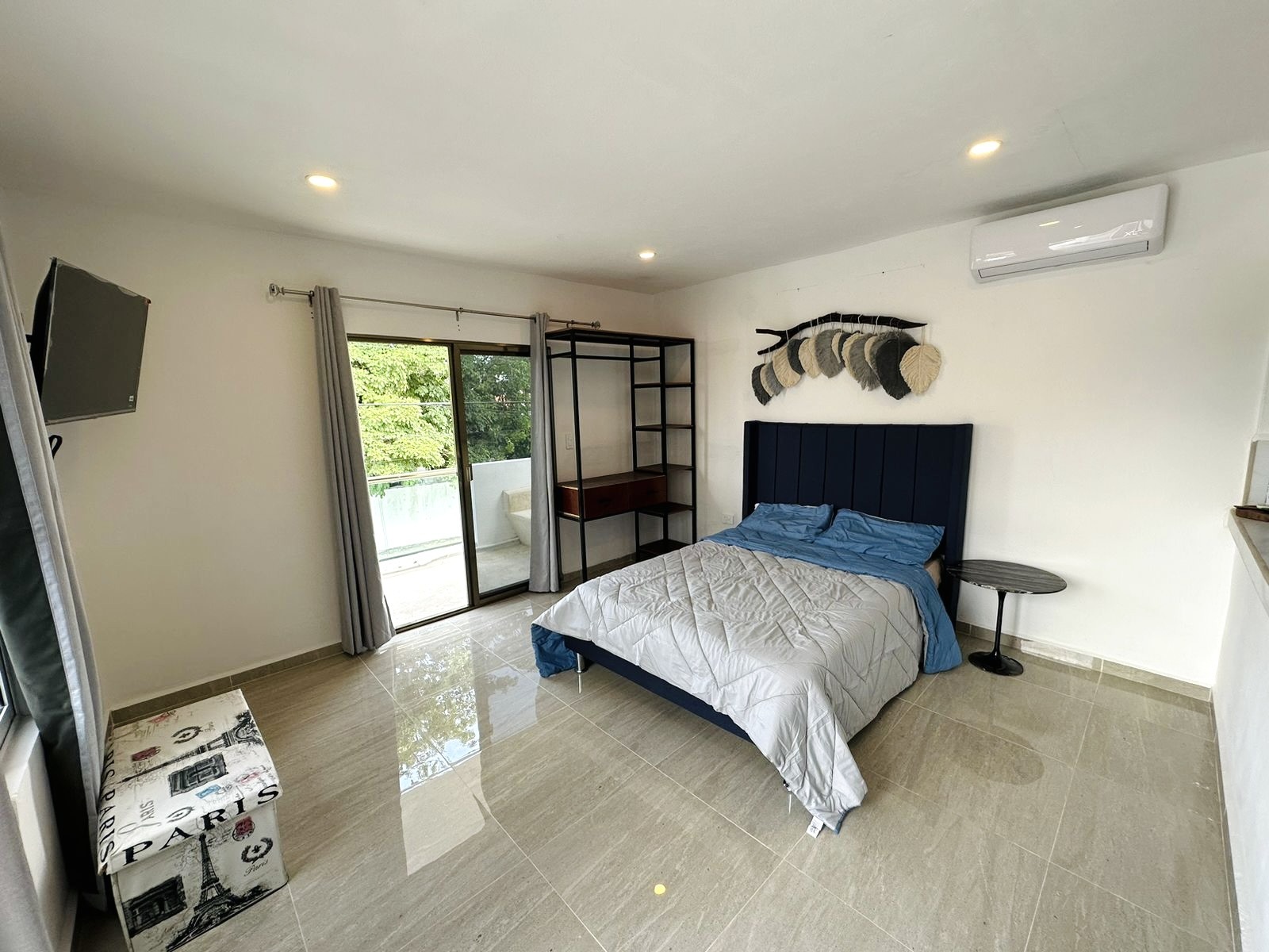 4894Estudio amueblado, en Campestre. ¡Servicios incluidos!