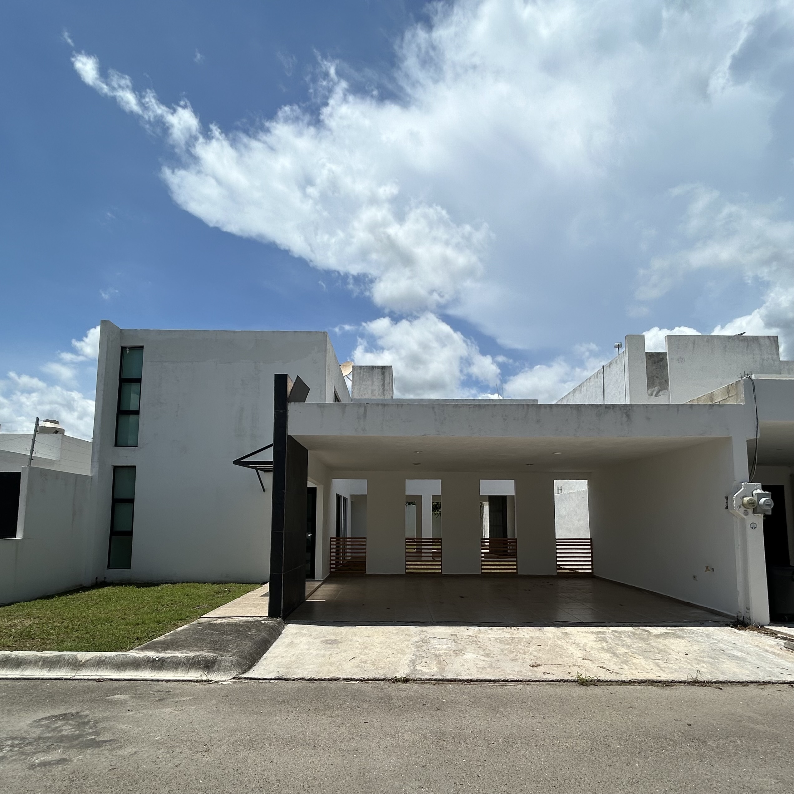 Casa en renta en Conkal, dentro de privada sobre la carretera Mérida-Motul