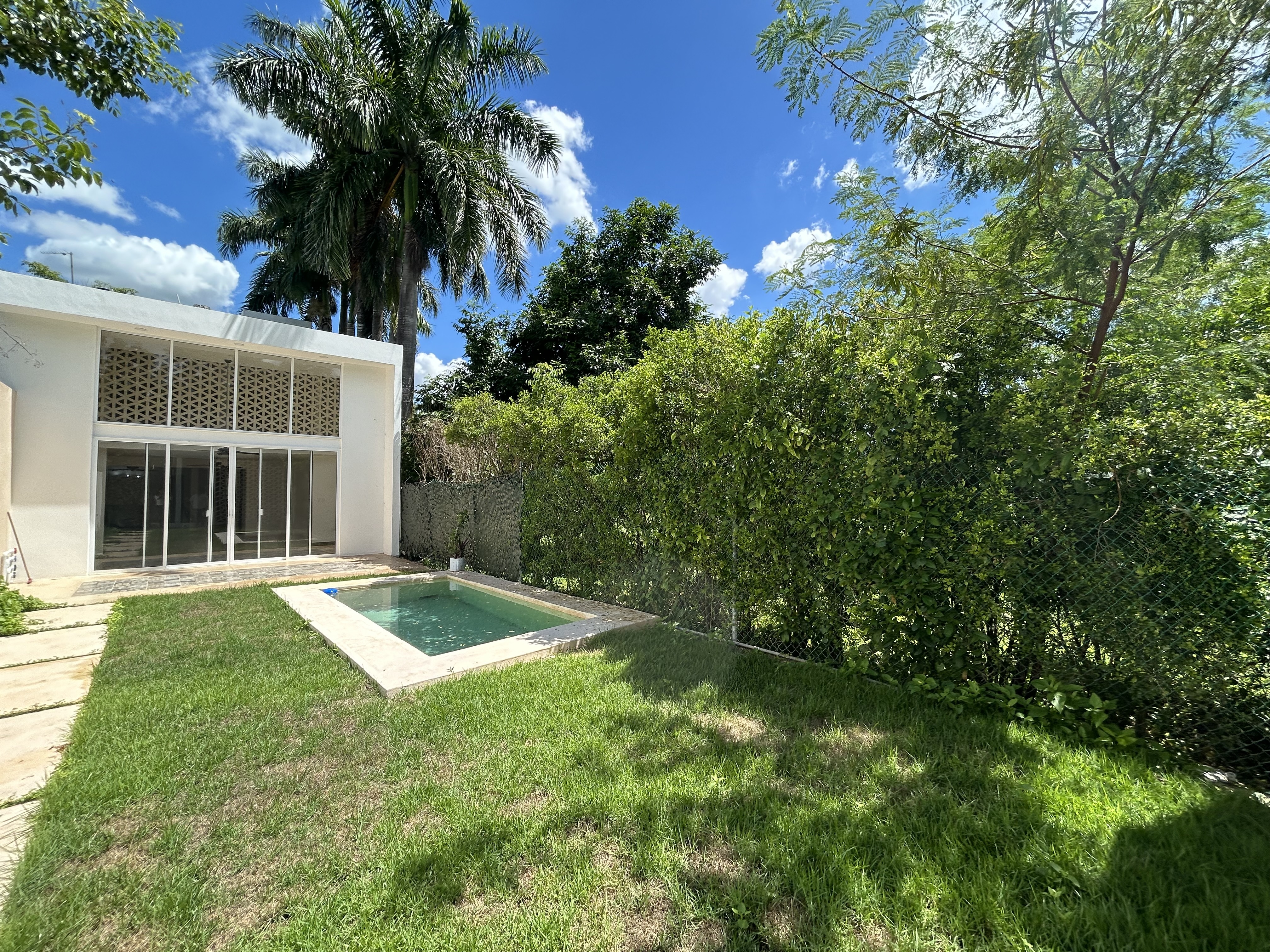 Casa en el Club de Golf La Ceiba, remodelada y con habitación independiente.