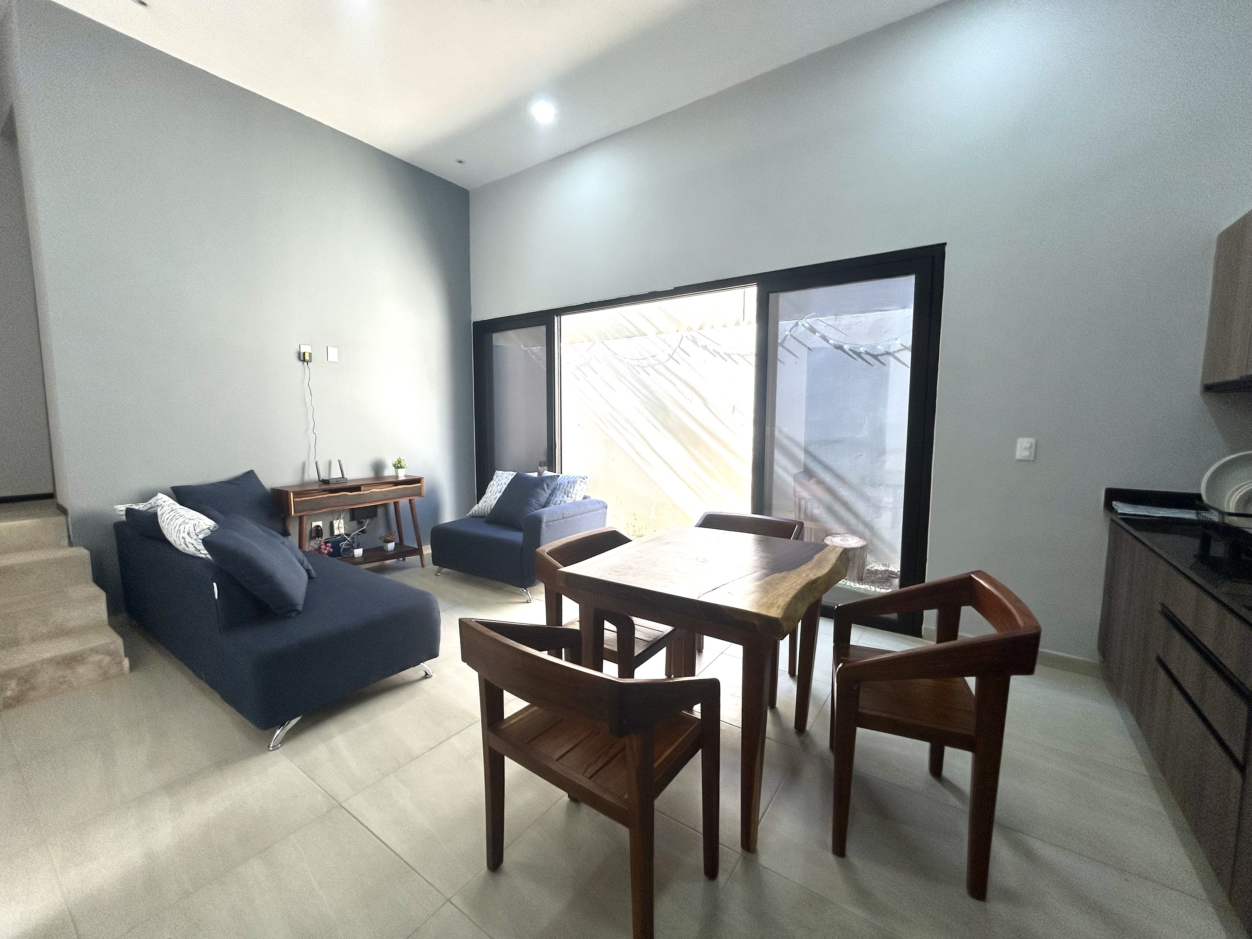 Townhouse de 2 recámaras, amueblado, con paneles solares.