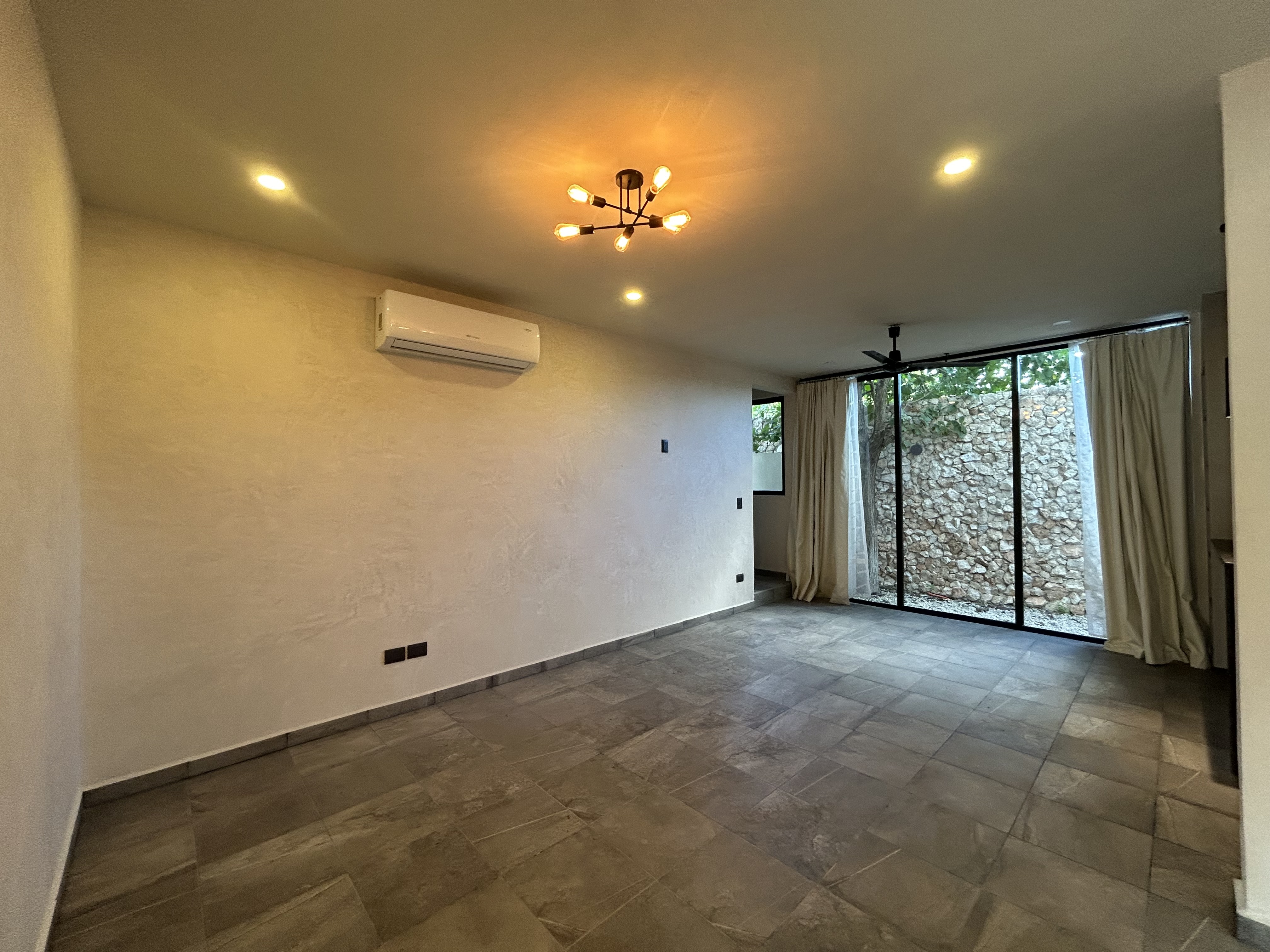 Townhouse de 2 recámaras, sin amueblar, con alberca y roof en privada.