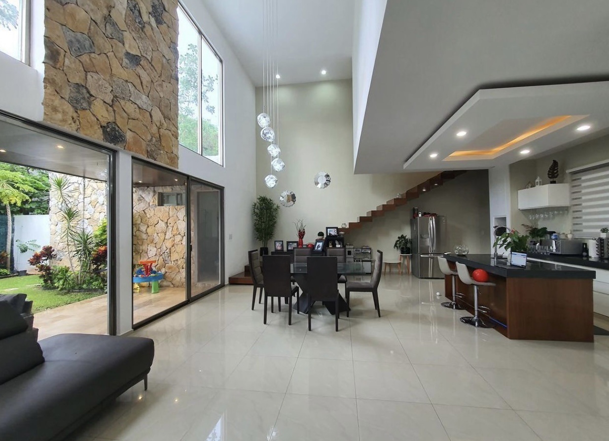 Casa en venta, con doble altura, piscina y paneles solares.