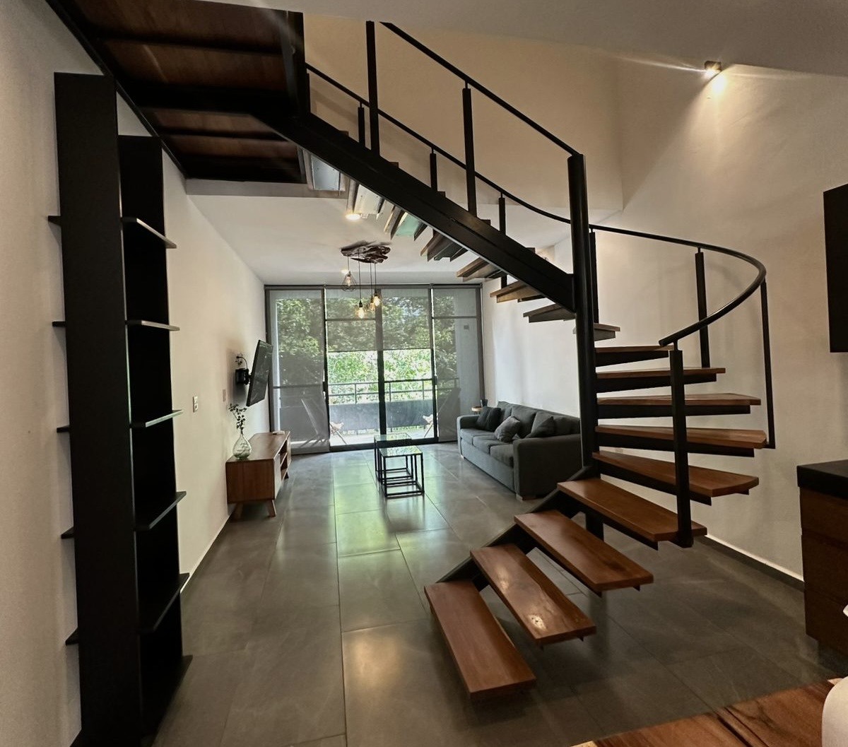 Departamento de 2 niveles, dentro de privada en zona norte.
