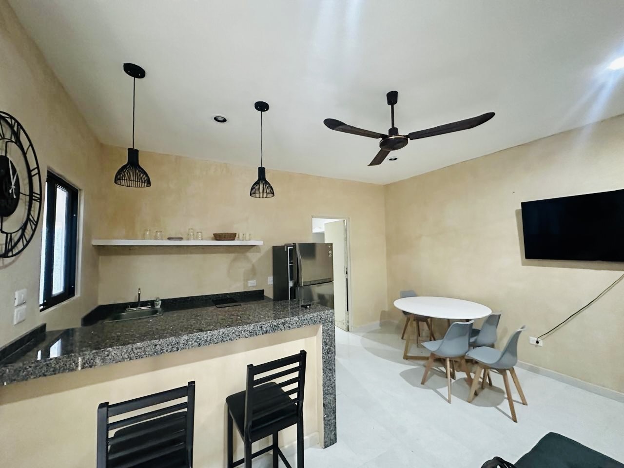 Departamento amueblado, en PLANTA BAJA, a un costado de Altabrisa.