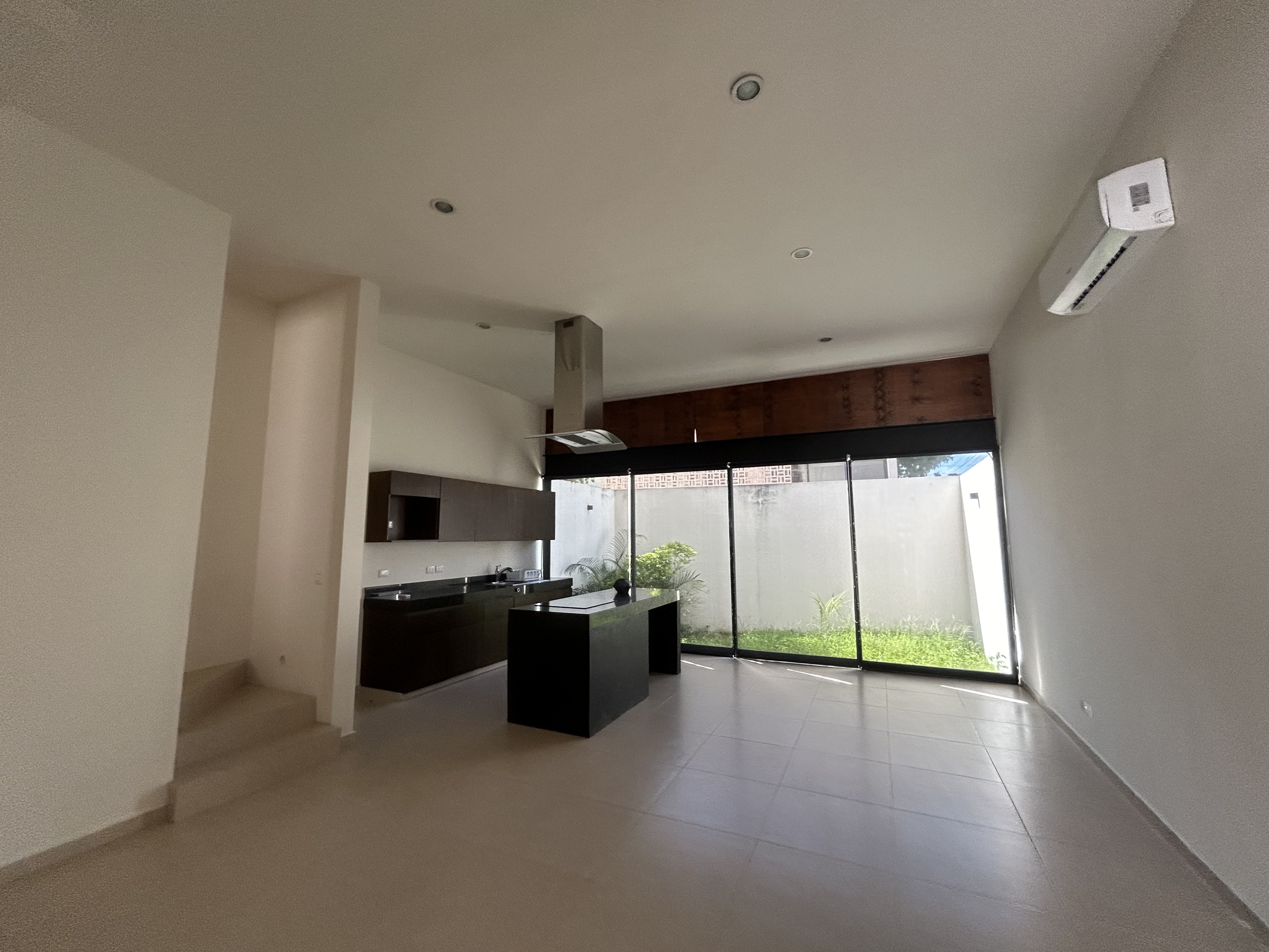 Townhouse de 2 recámaras, sin amueblar, en Montebello.
